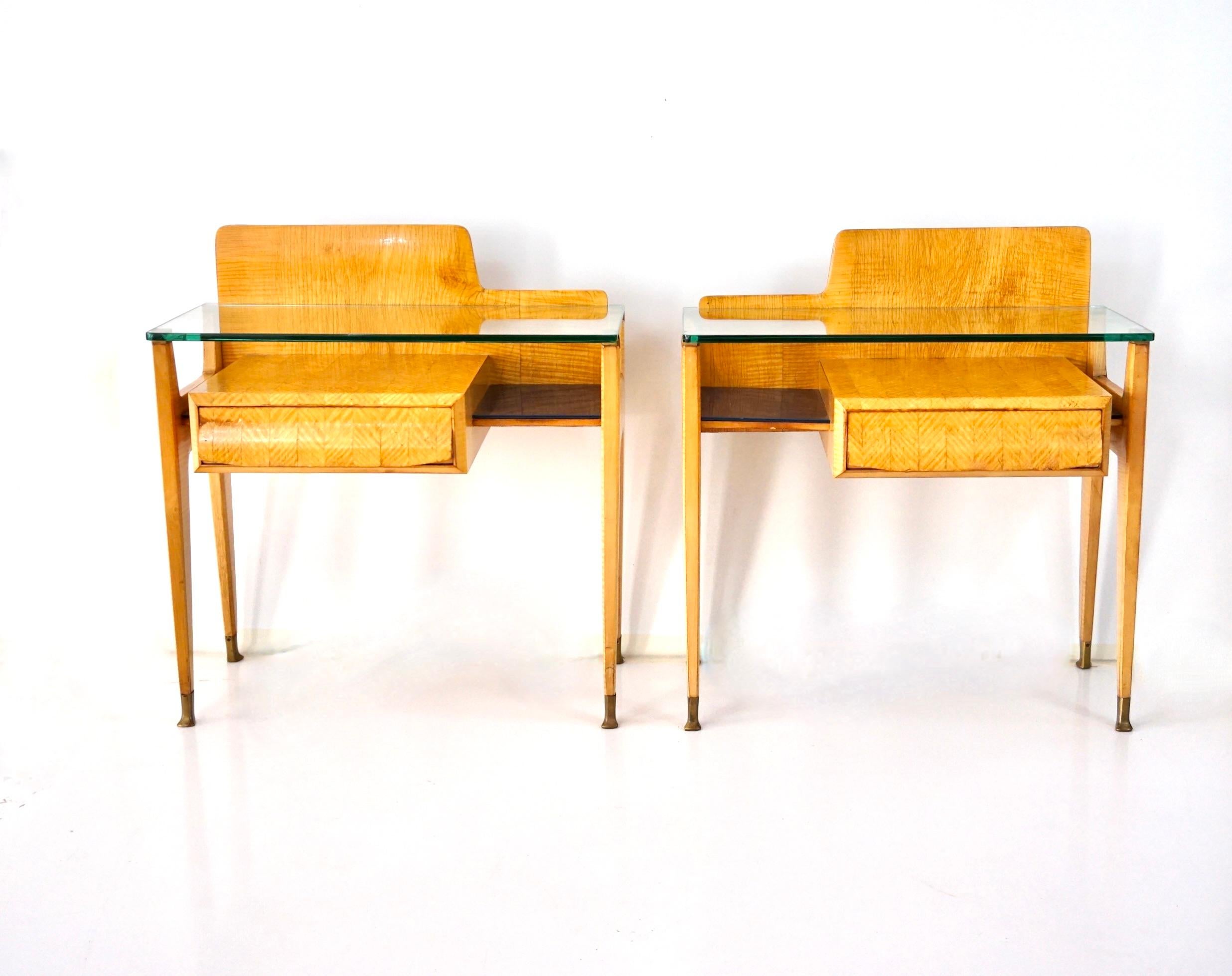 Mid-Century Modern Paire de tables de chevet Vittorio Dassi, placage d'érable, laiton et verre, 1950 en vente
