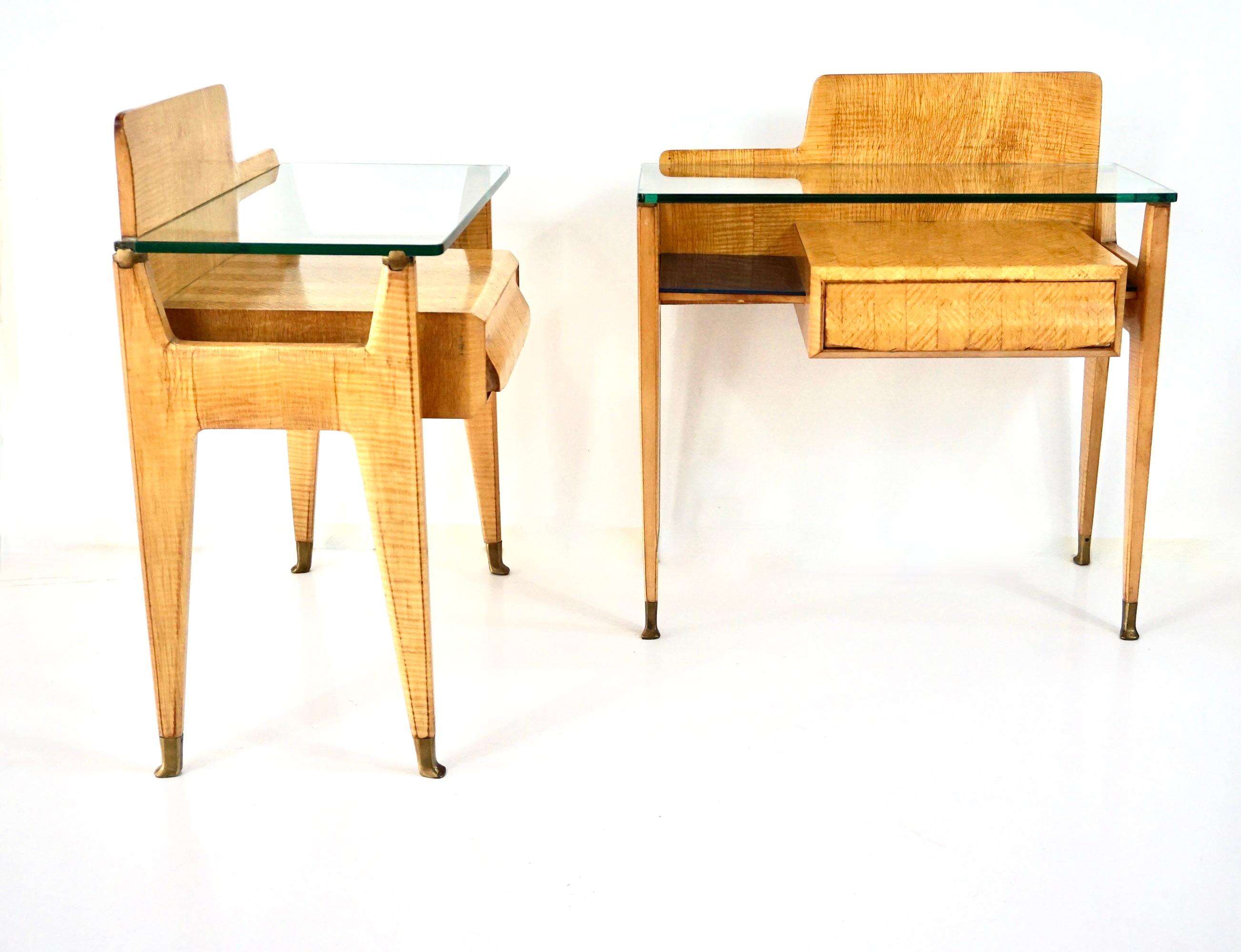 italien Paire de tables de chevet Vittorio Dassi, placage d'érable, laiton et verre, 1950 en vente