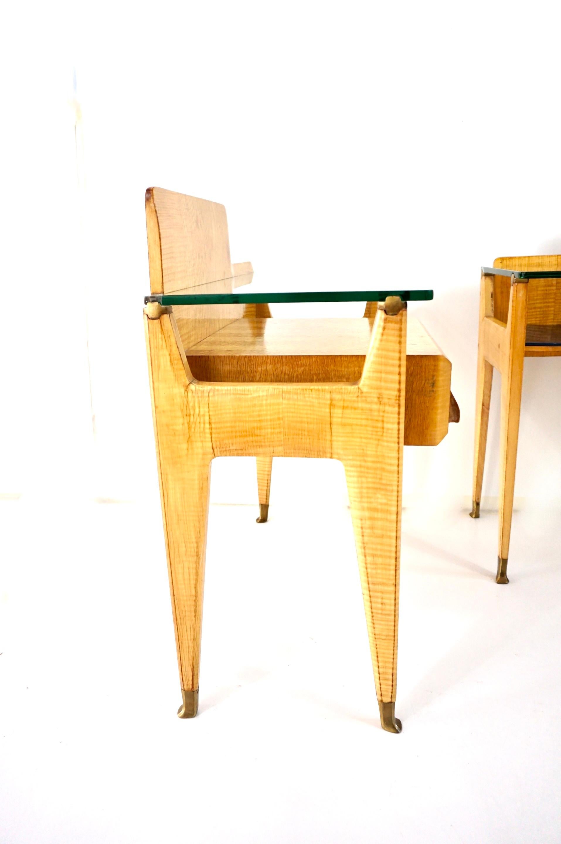 Paire de tables de chevet Vittorio Dassi, placage d'érable, laiton et verre, 1950 État moyen - En vente à Rome, IT
