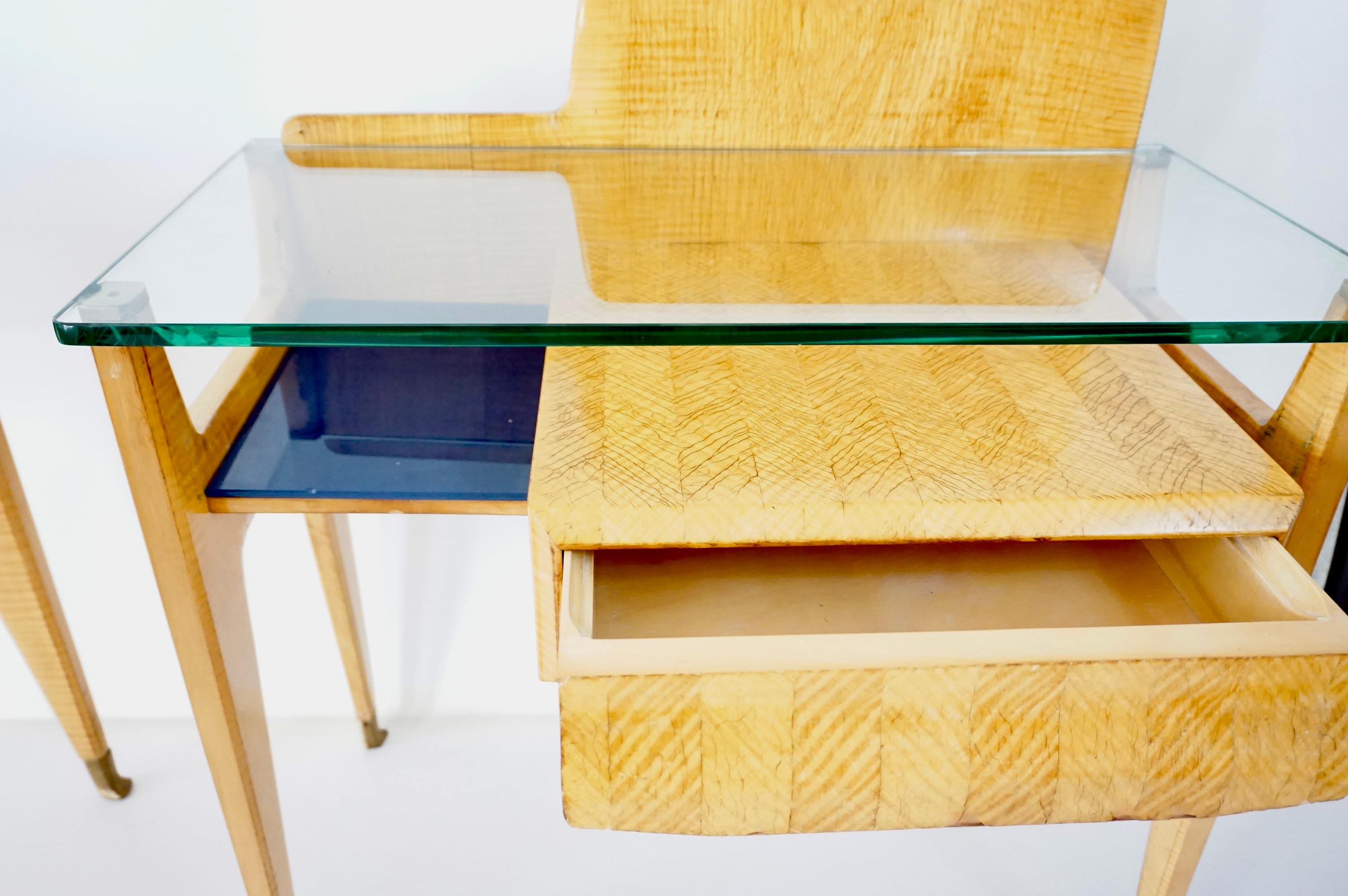 Laiton Paire de tables de chevet Vittorio Dassi, placage d'érable, laiton et verre, 1950 en vente