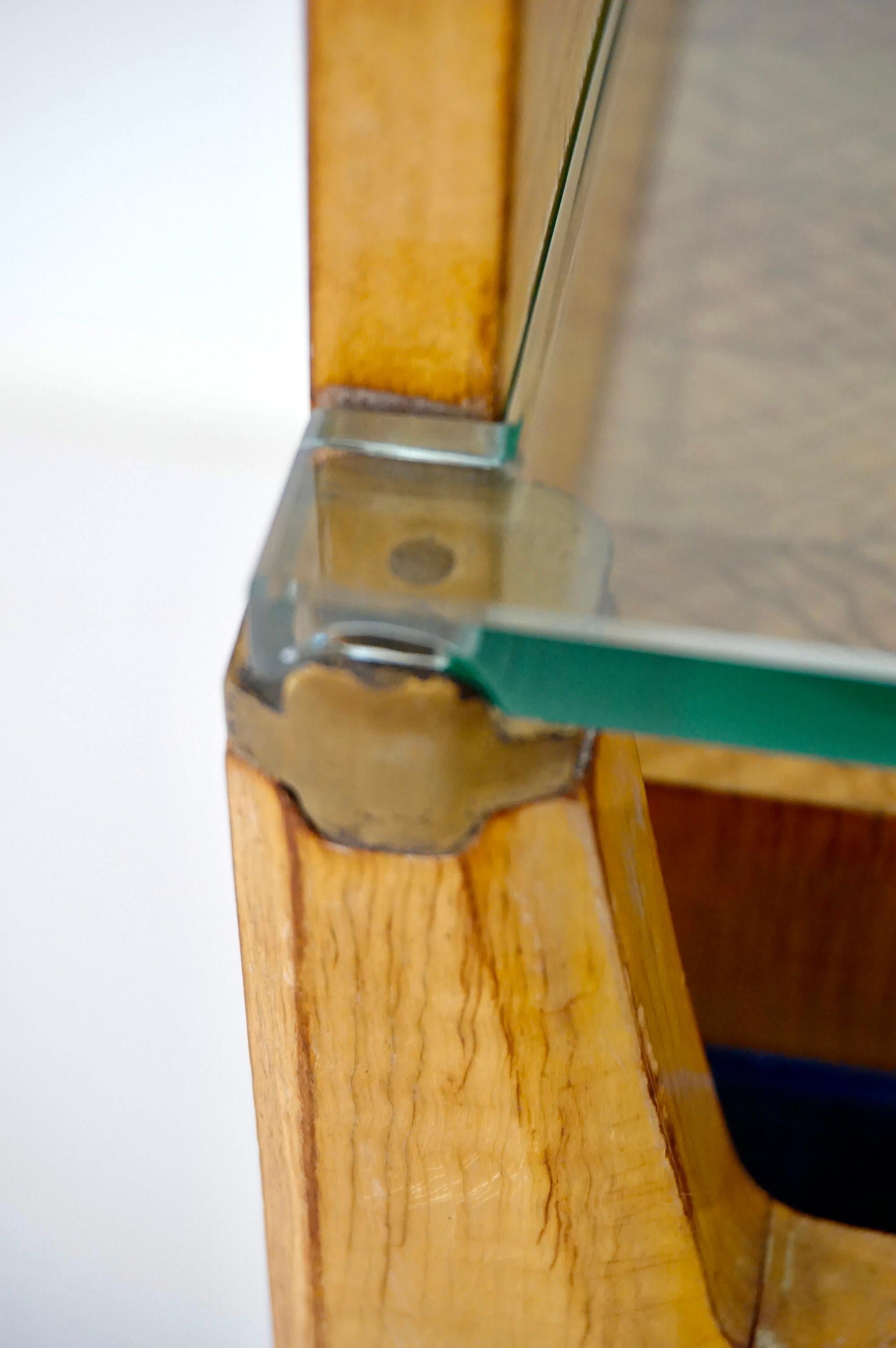 Paire de tables de chevet Vittorio Dassi, placage d'érable, laiton et verre, 1950 en vente 1