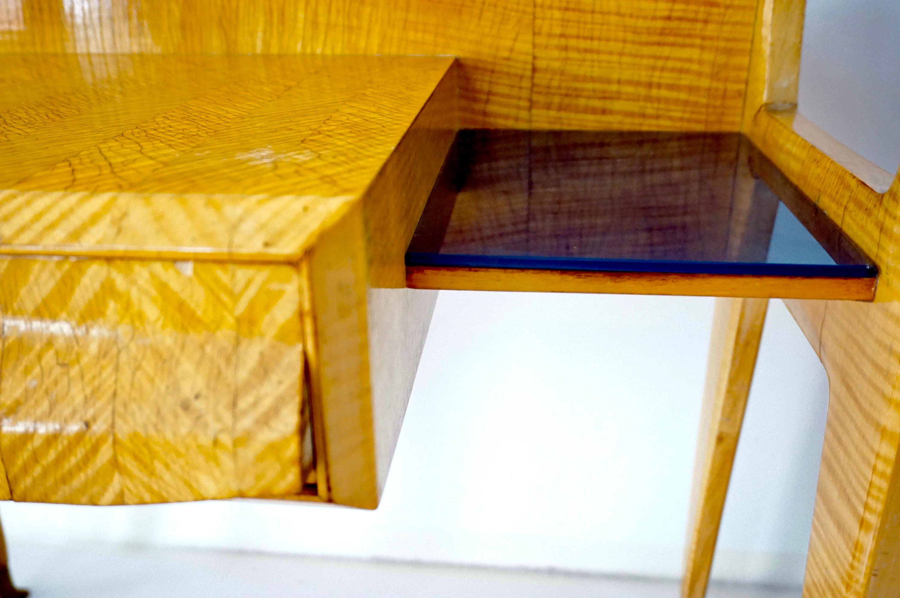 Paire de tables de chevet Vittorio Dassi, placage d'érable, laiton et verre, 1950 en vente 2