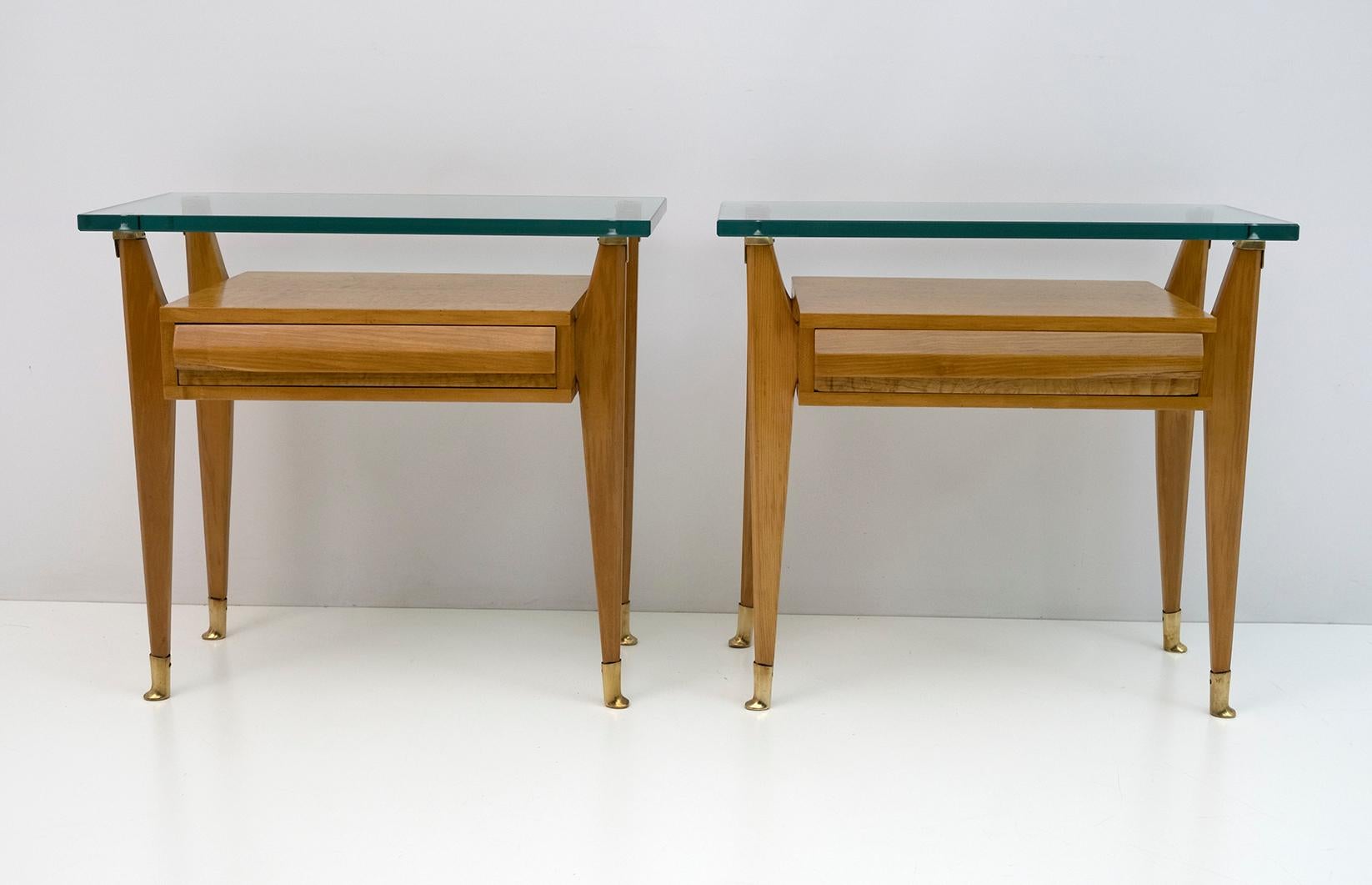 Pair of Italian bedside tables designed by Vittorio Dassi in the 1950s, in birch and birch root, thick glass top and brass feet. The bedside tables have been restored and polished with shellac.