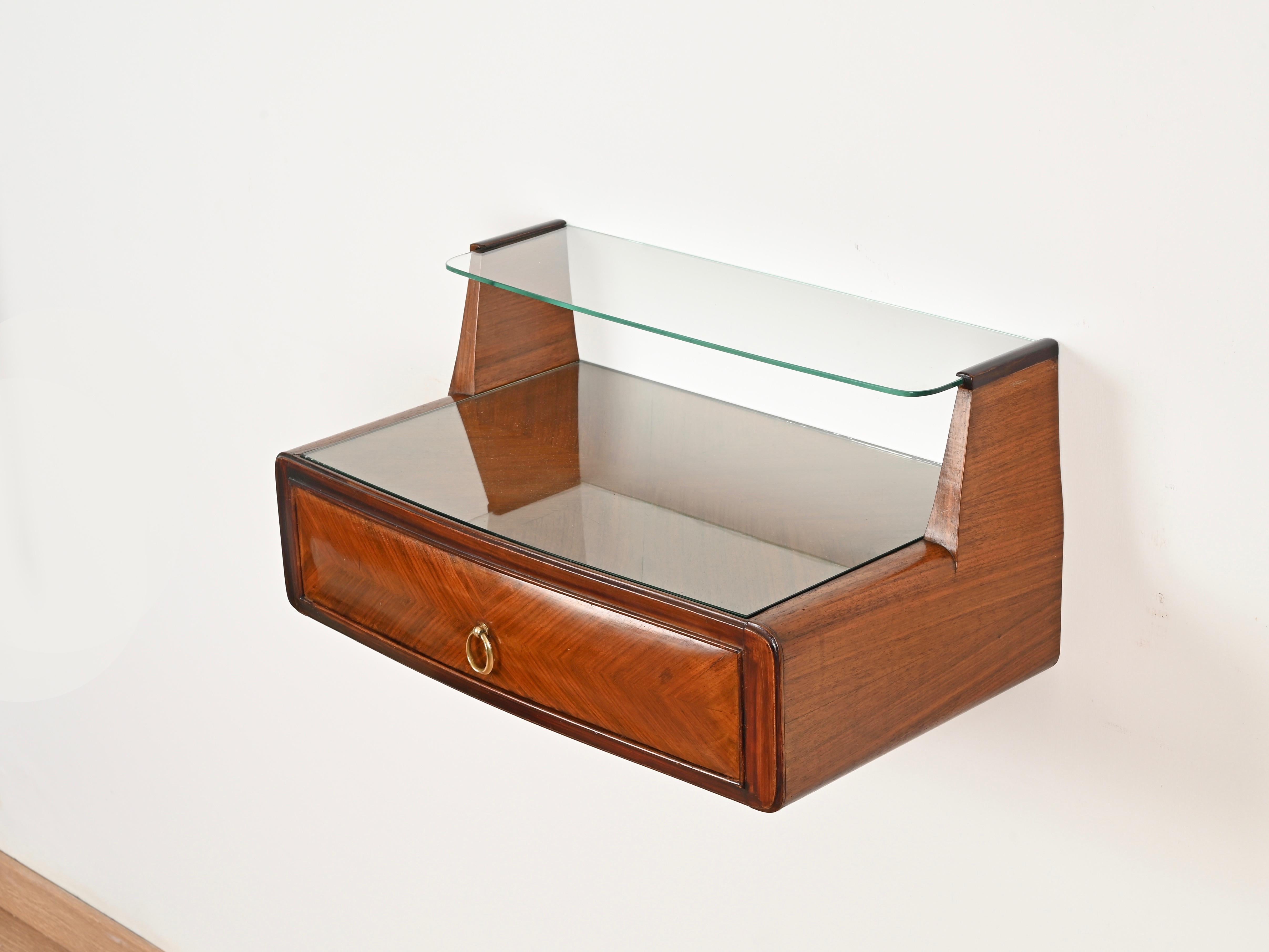 Mid-Century Modern Paire de tables de nuit Vittorio Dassi en Wood, laiton et verre, Italie, années 1950 en vente