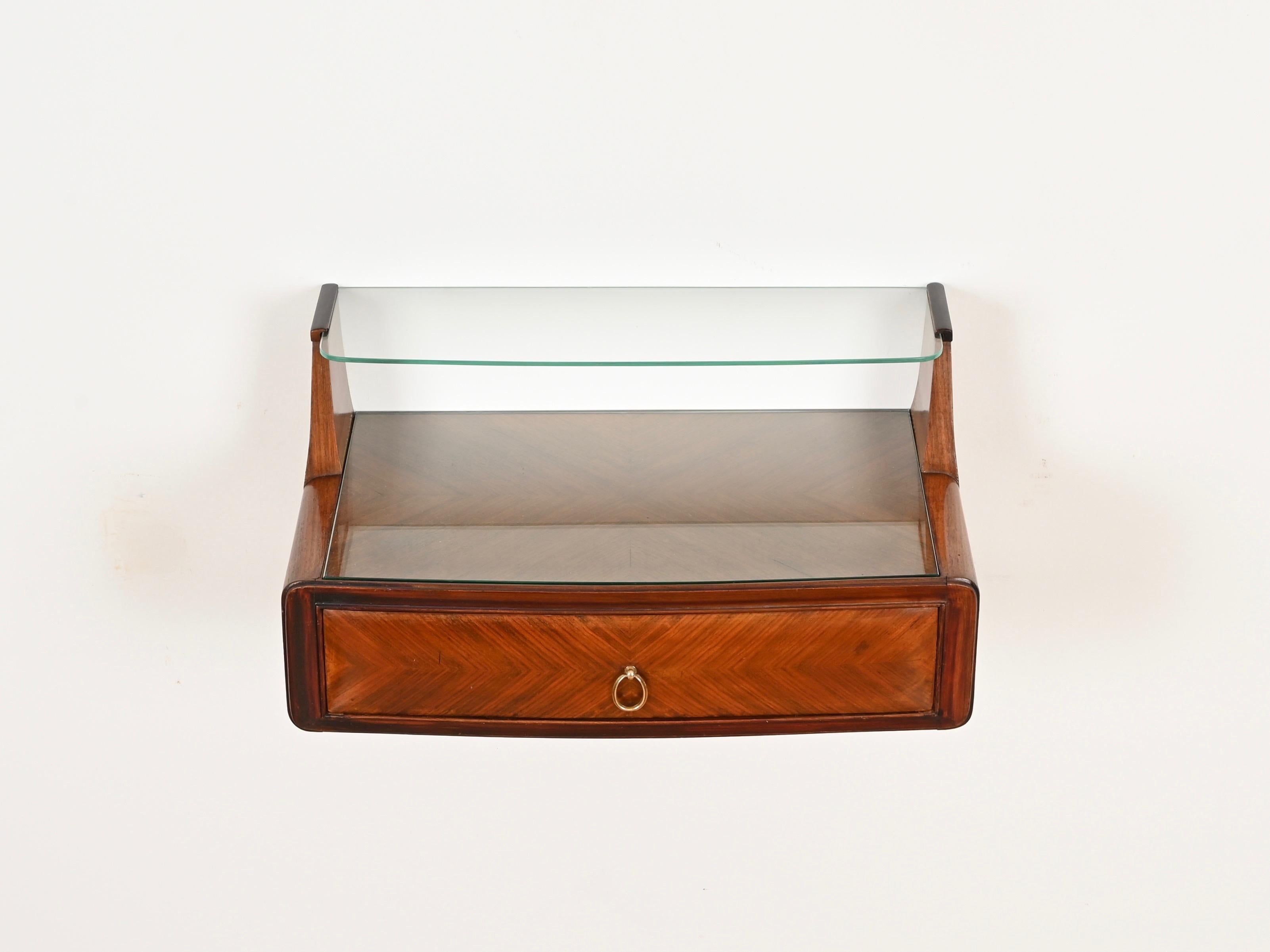 Fait main Paire de tables de nuit Vittorio Dassi en Wood, laiton et verre, Italie, années 1950 en vente