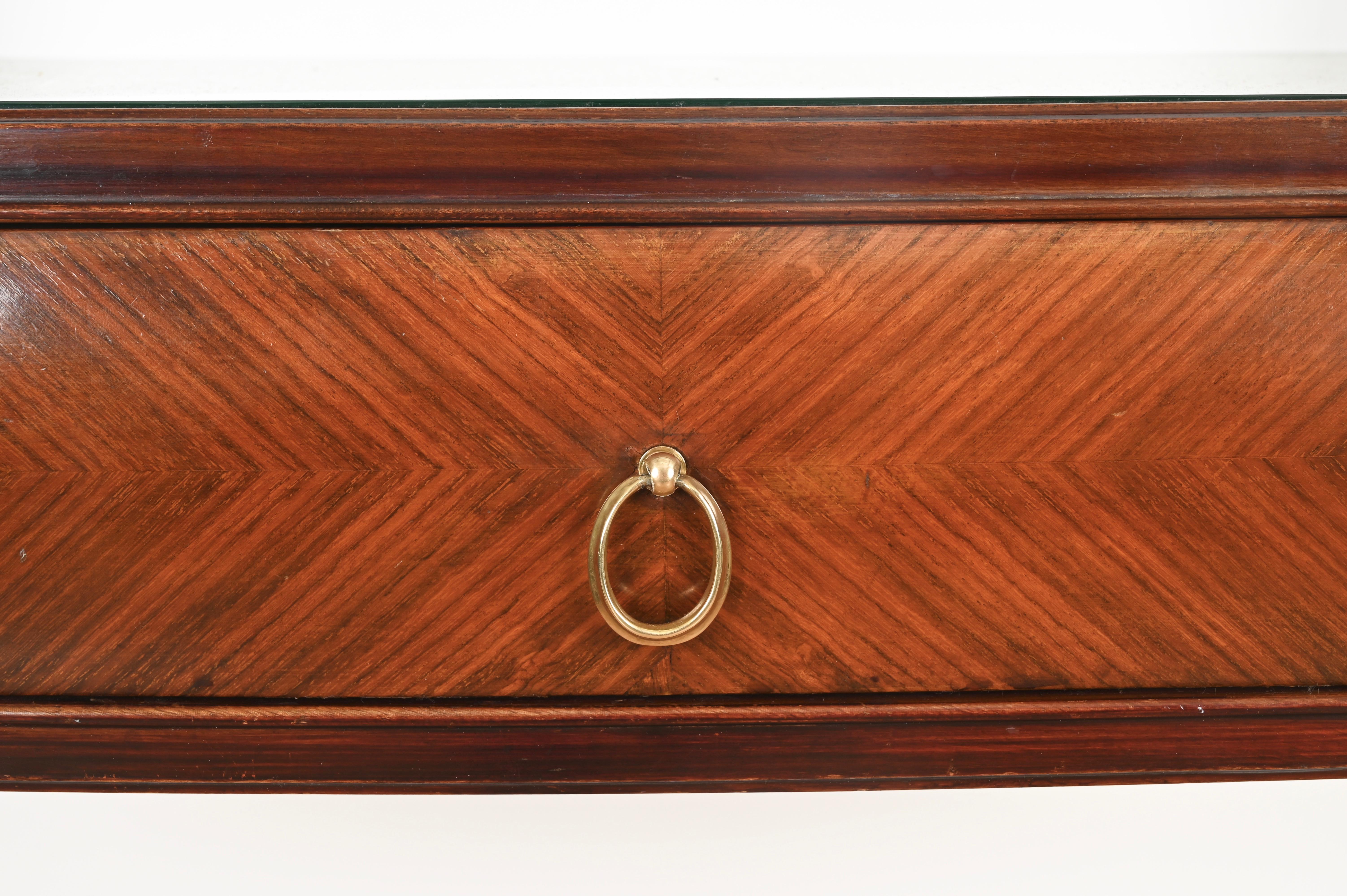 Paire de tables de nuit Vittorio Dassi en Wood, laiton et verre, Italie, années 1950 Bon état - En vente à Roma, IT