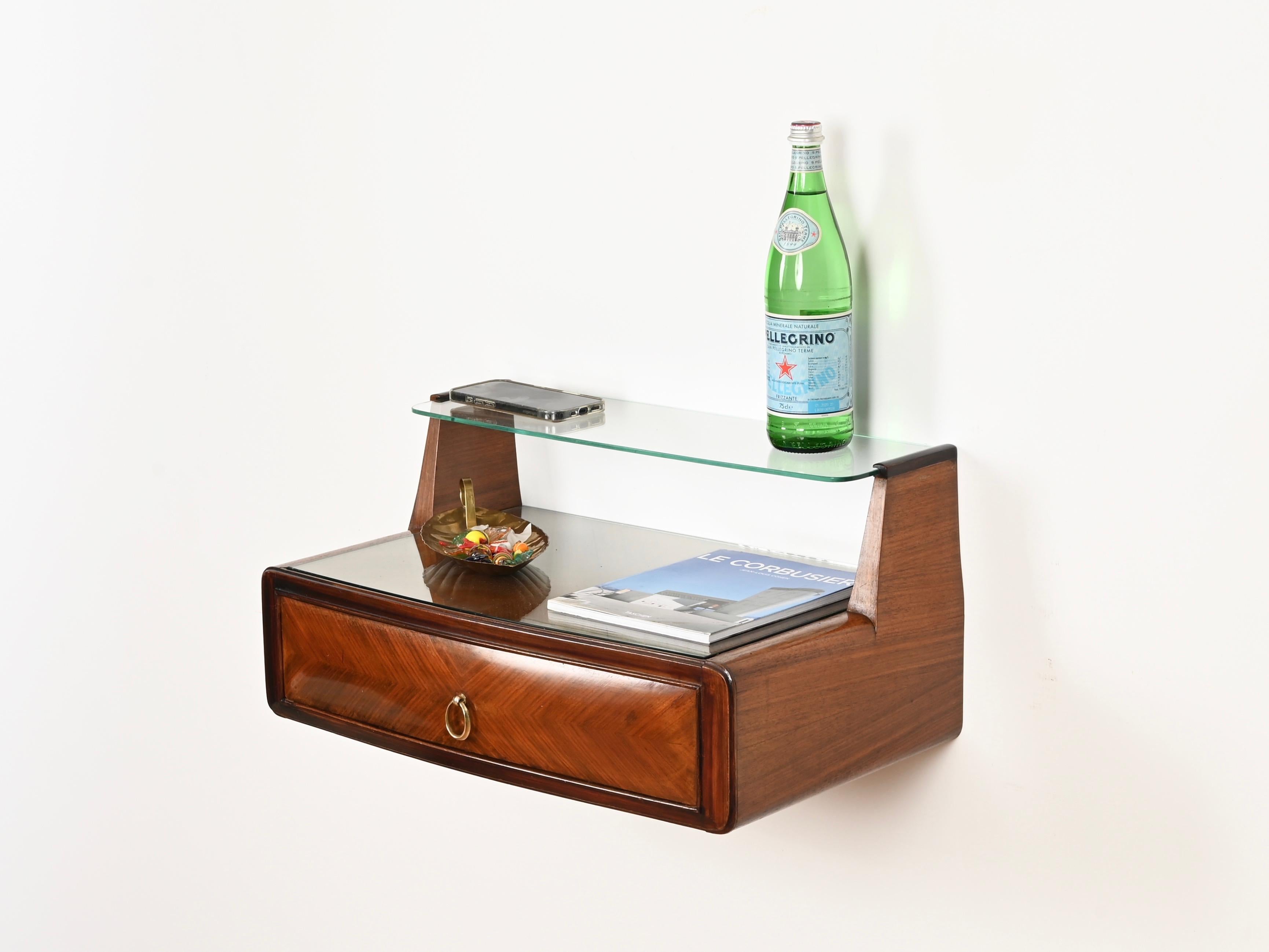 Milieu du XXe siècle Paire de tables de nuit Vittorio Dassi en Wood, laiton et verre, Italie, années 1950 en vente