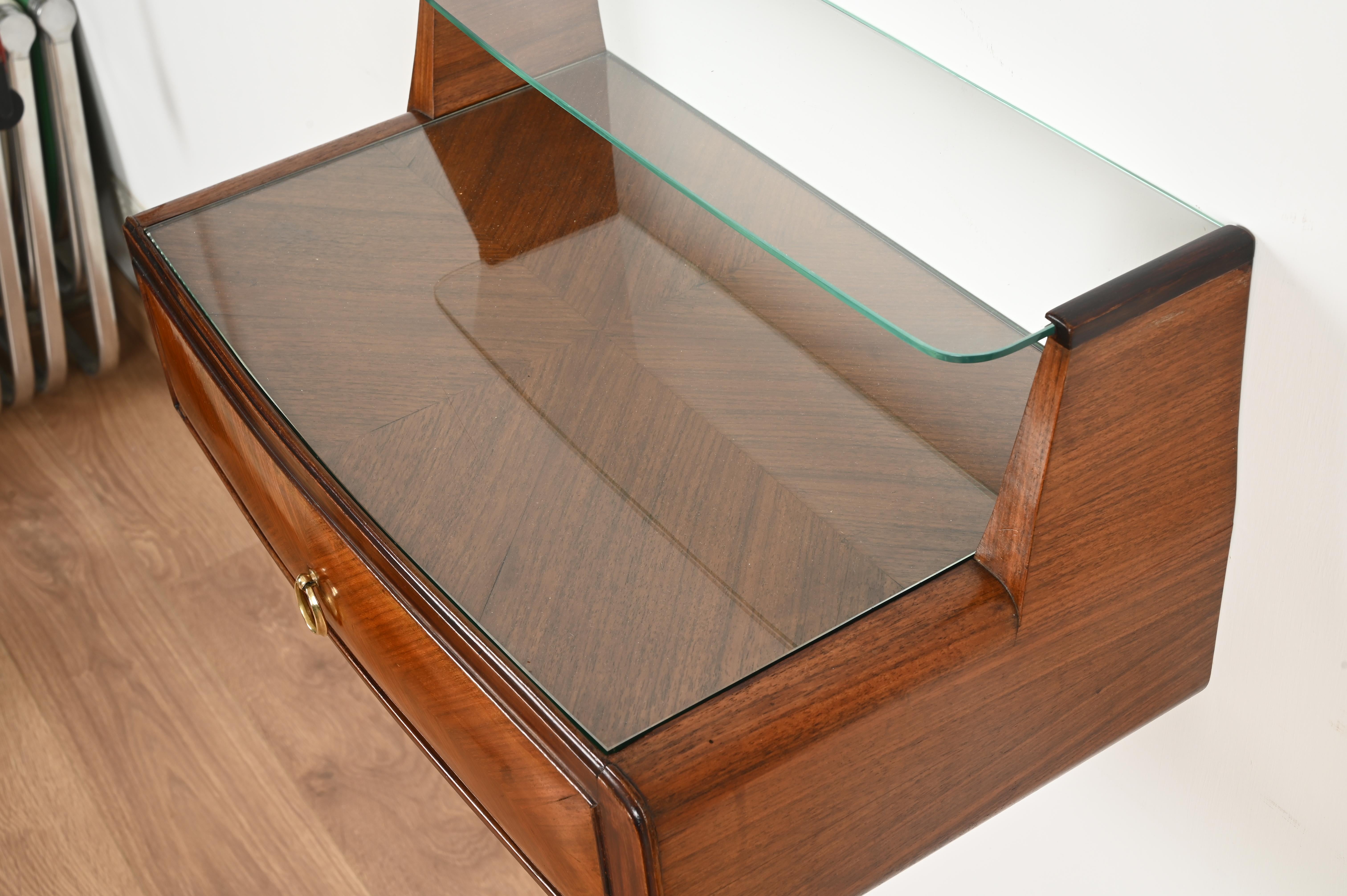 Laiton Paire de tables de nuit Vittorio Dassi en Wood, laiton et verre, Italie, années 1950 en vente