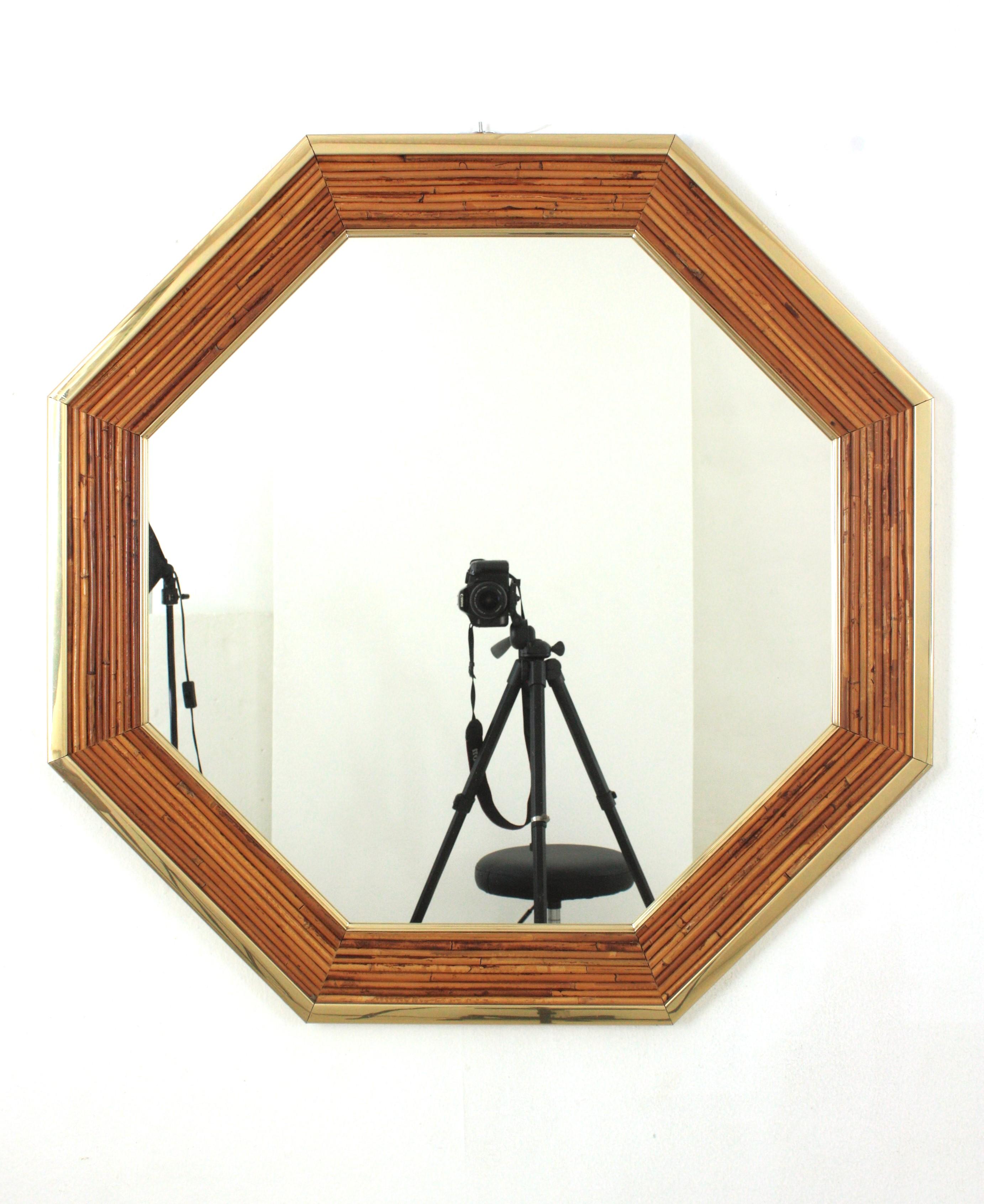Paire de miroirs octogonaux en rotin, roseau et laiton. Italie, 1960-1970.
Attribué à Vivai del Sud
Ces miroirs attrayants présentent des cadres en rotin de forme octogonale finement exécutés, entourés d'un bord en métal doré. Fabriqué à partir de