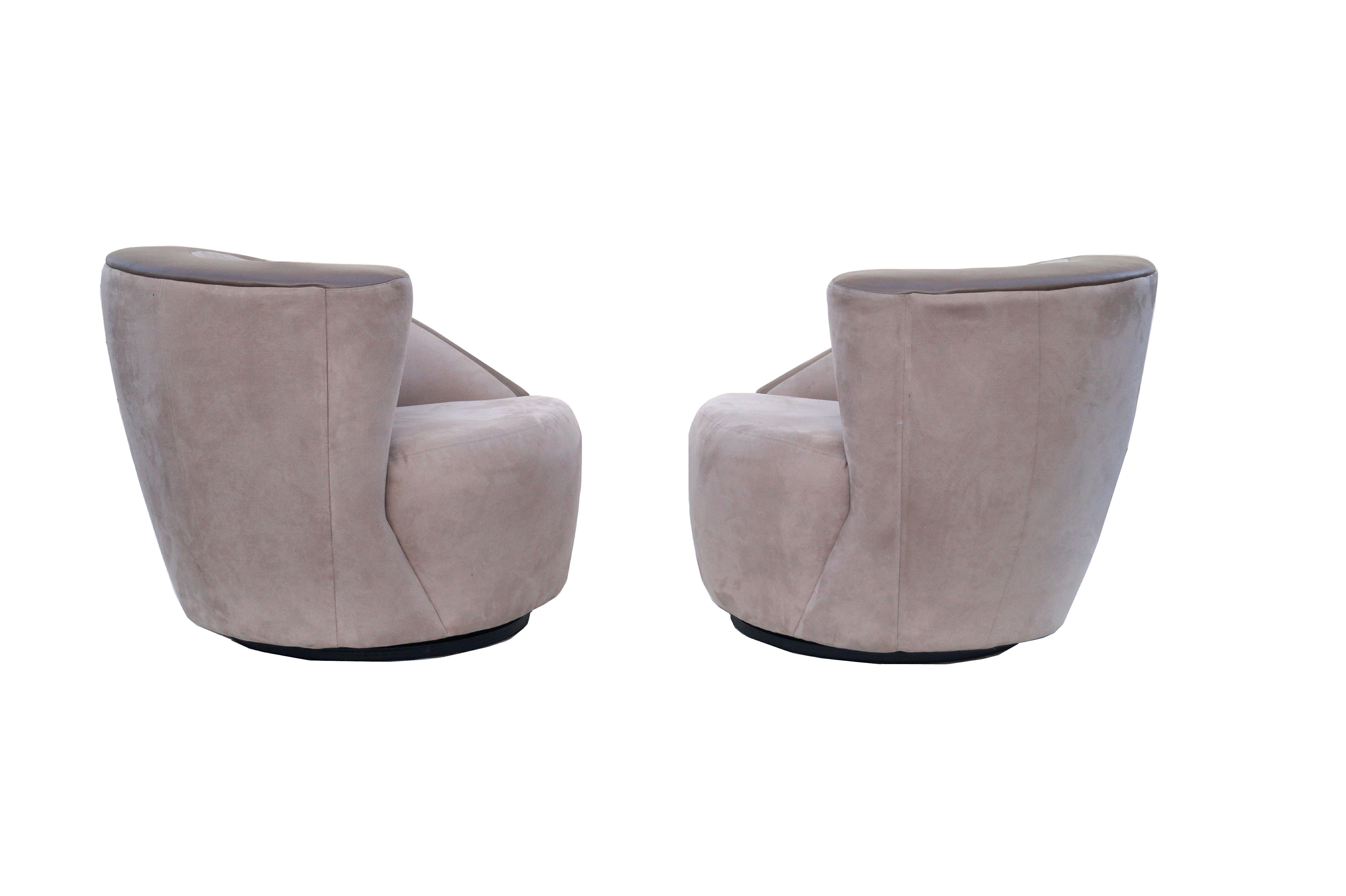 Mid-Century Modern Paire de chaises pivotantes Nautilus de Vladimir Kagan pour Directional en vente