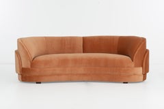 Paar geschwungene Sofas im Mid-Century-Stil