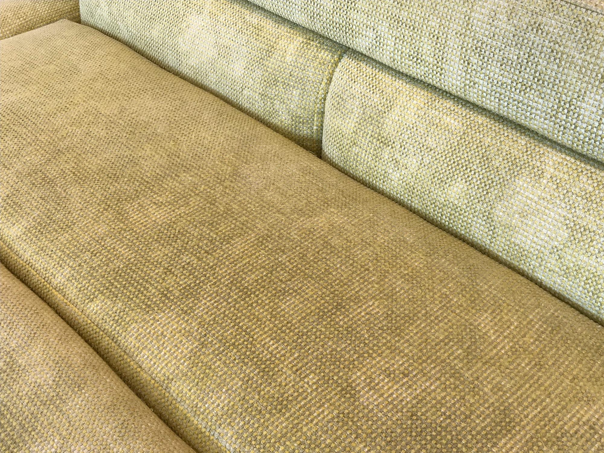 Paire de canapés ou Loveseats futuristes Vladimir Kagan Designs sur base en bois, 1970 1