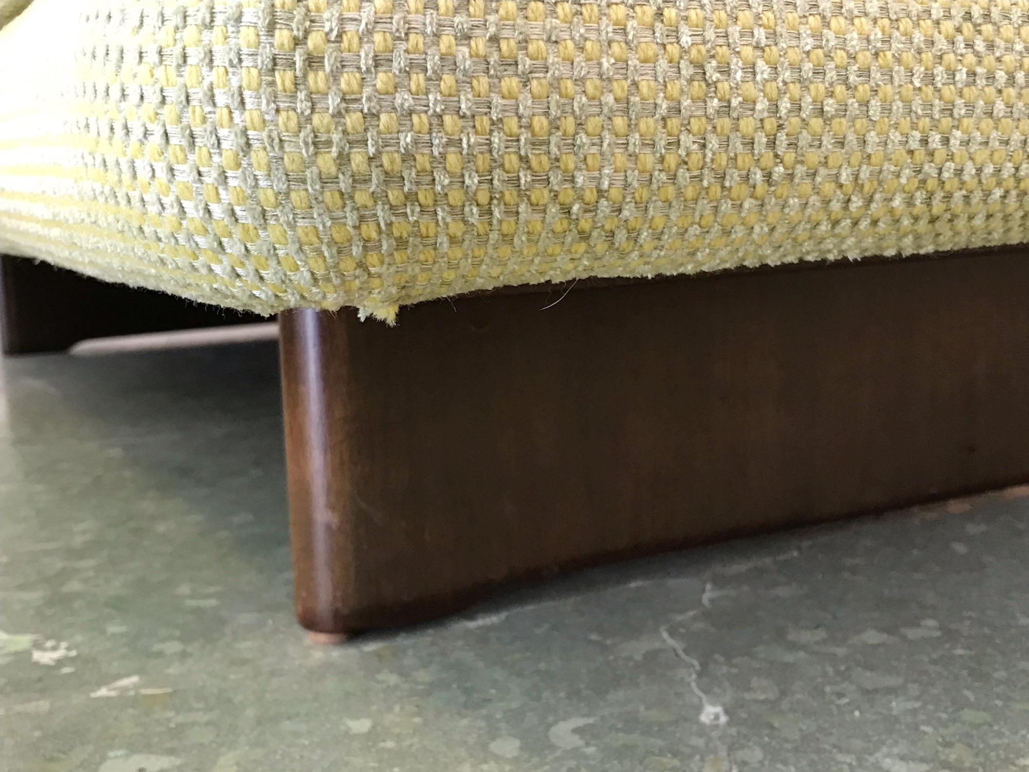 Paire de canapés ou Loveseats futuristes Vladimir Kagan Designs sur base en bois, 1970 2