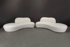 Paar geschwungene „Zoe“-Sofas aus amerikanischem Leder von Vladimir Kagan für Boucl, signiert