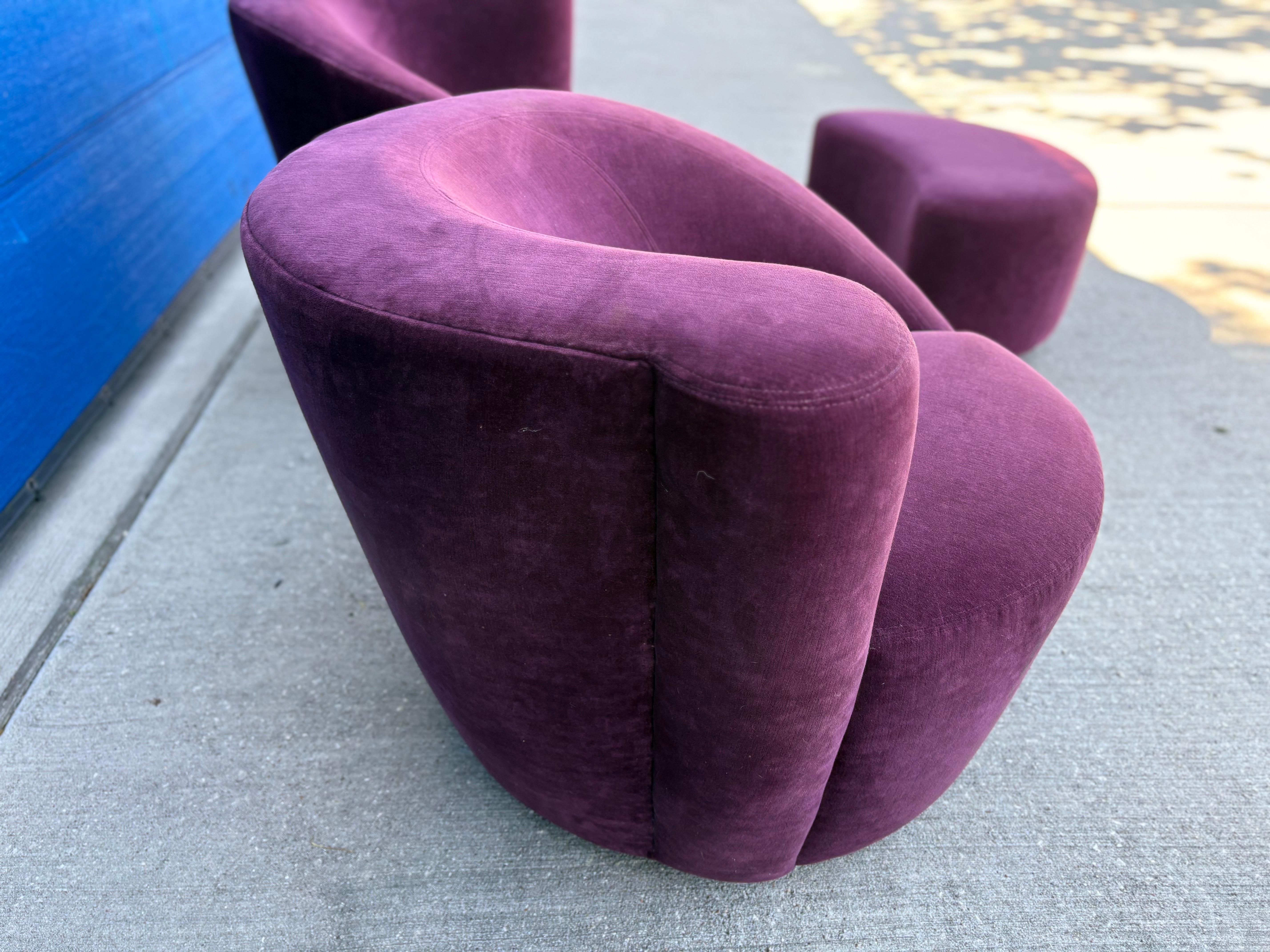 Pair Of Vladimir Kagan Nautilus Chairs And Ottomans im Angebot 3