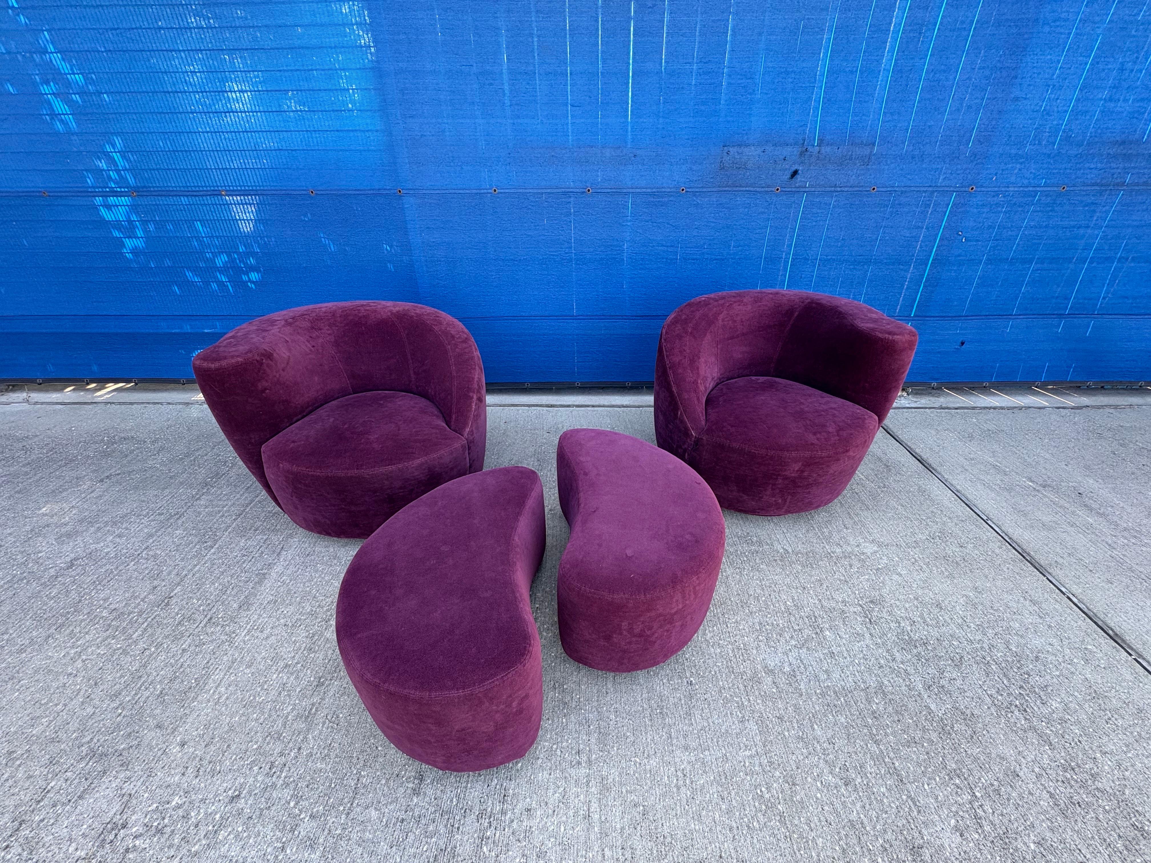 Pair Of Vladimir Kagan Nautilus Chairs And Ottomans (Moderne der Mitte des Jahrhunderts) im Angebot