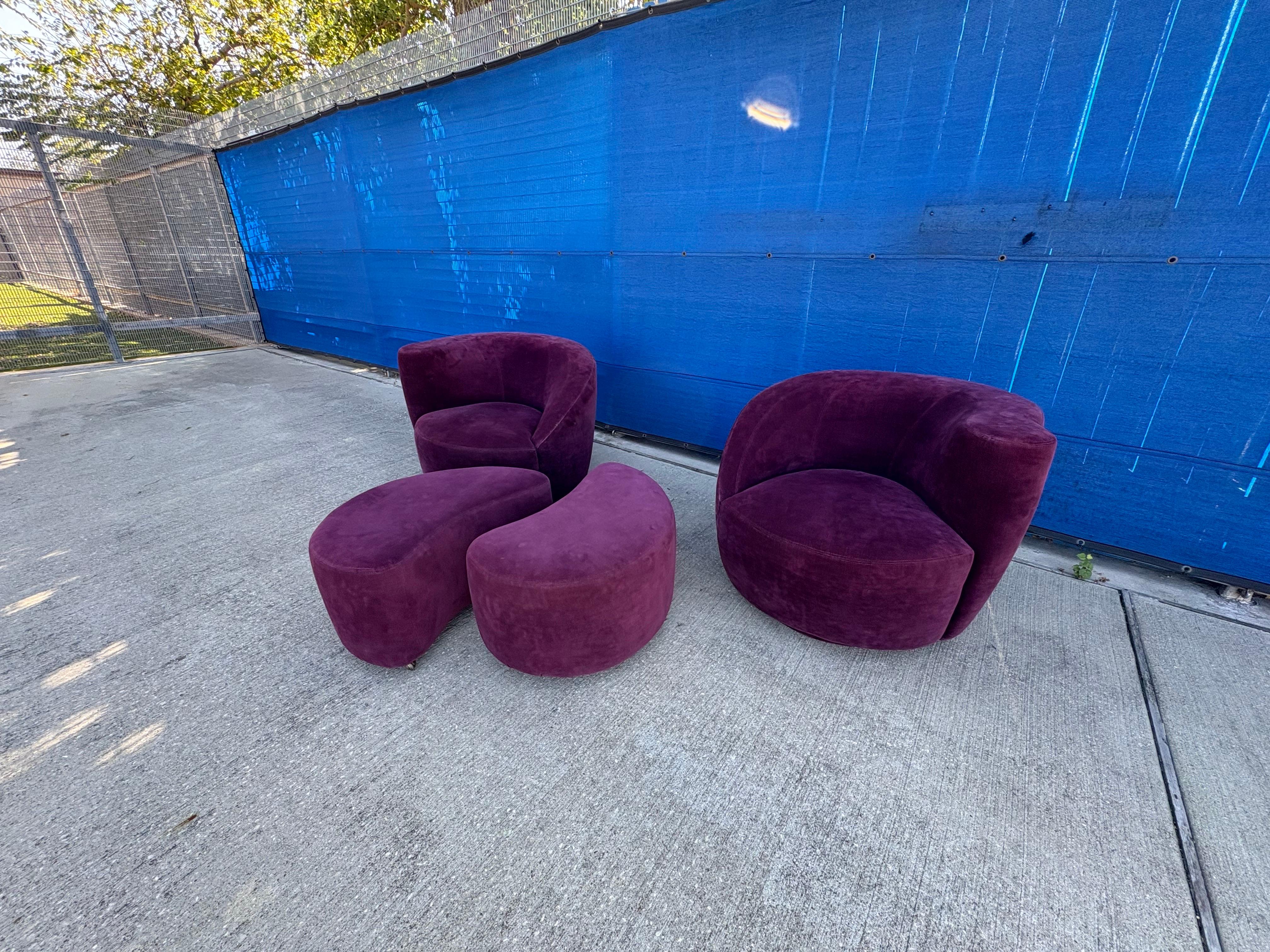 Pair Of Vladimir Kagan Nautilus Chairs And Ottomans (amerikanisch) im Angebot
