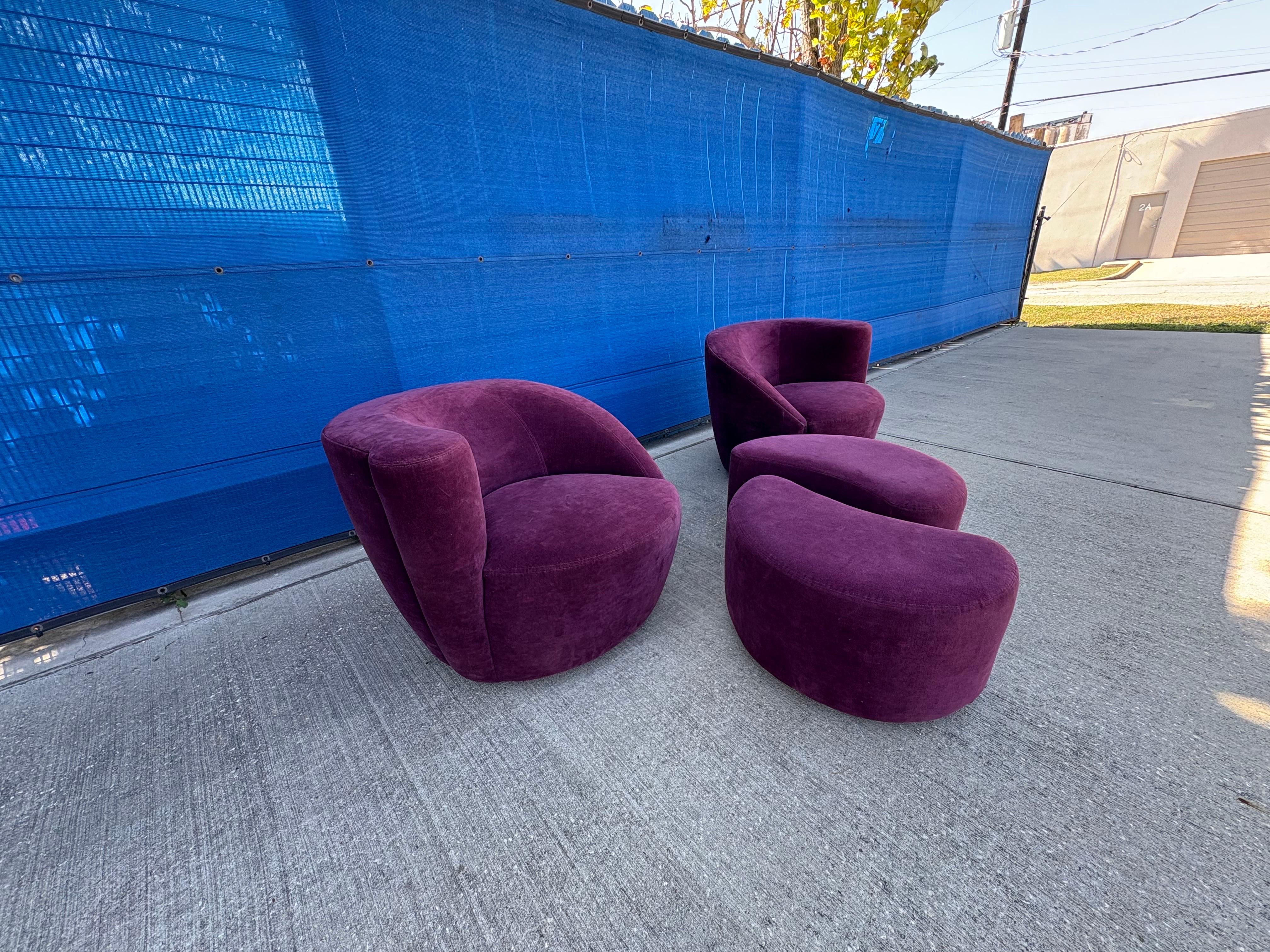 Pair Of Vladimir Kagan Nautilus Chairs And Ottomans im Zustand „Gut“ im Angebot in Houston, TX