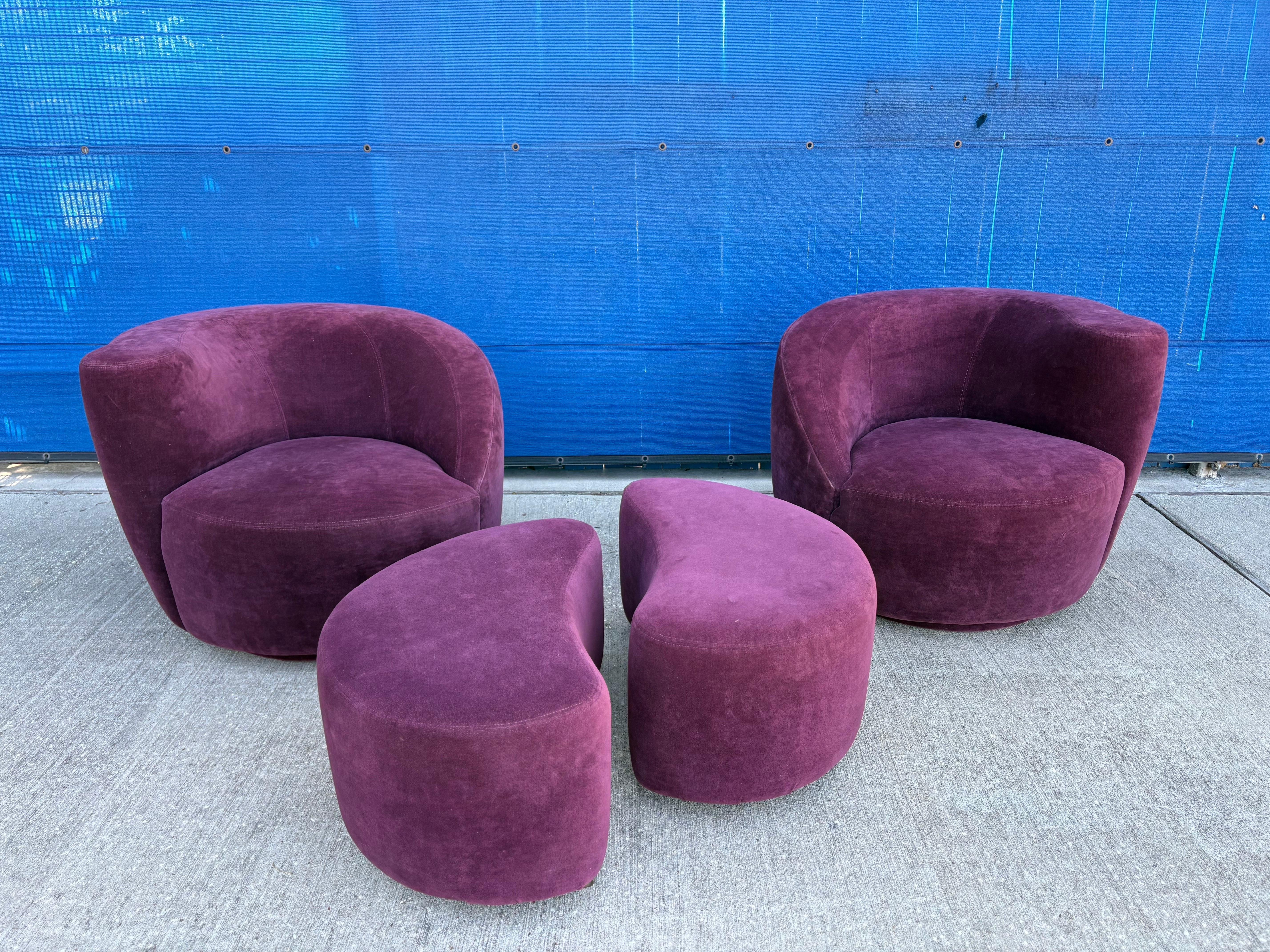 Pair Of Vladimir Kagan Nautilus Chairs And Ottomans (Ende des 20. Jahrhunderts) im Angebot