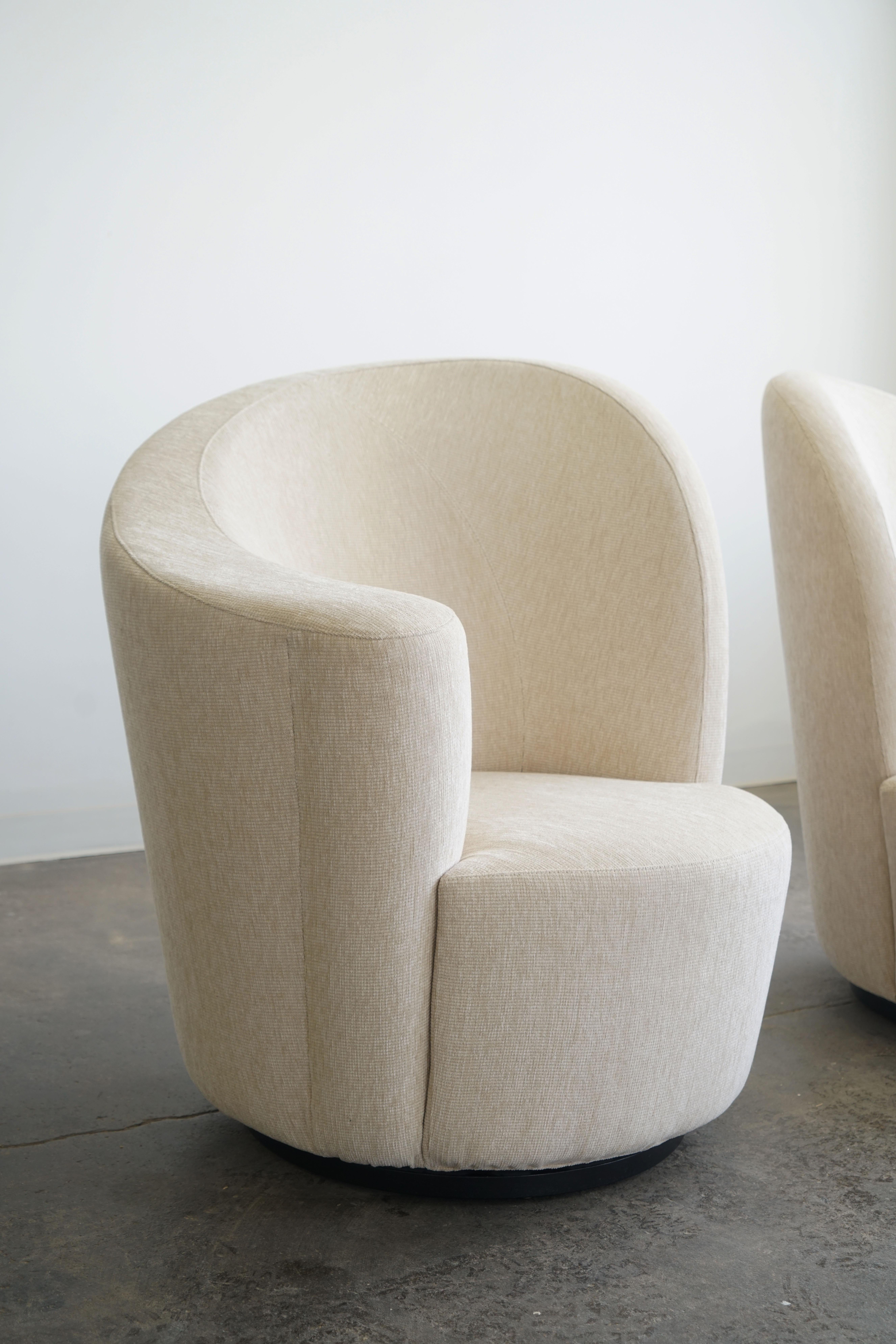 Pair of Vladimir Kagan Nautilus style Swivel Armchairs corkscrew modern In Excellent Condition For Sale In Chicago, IL