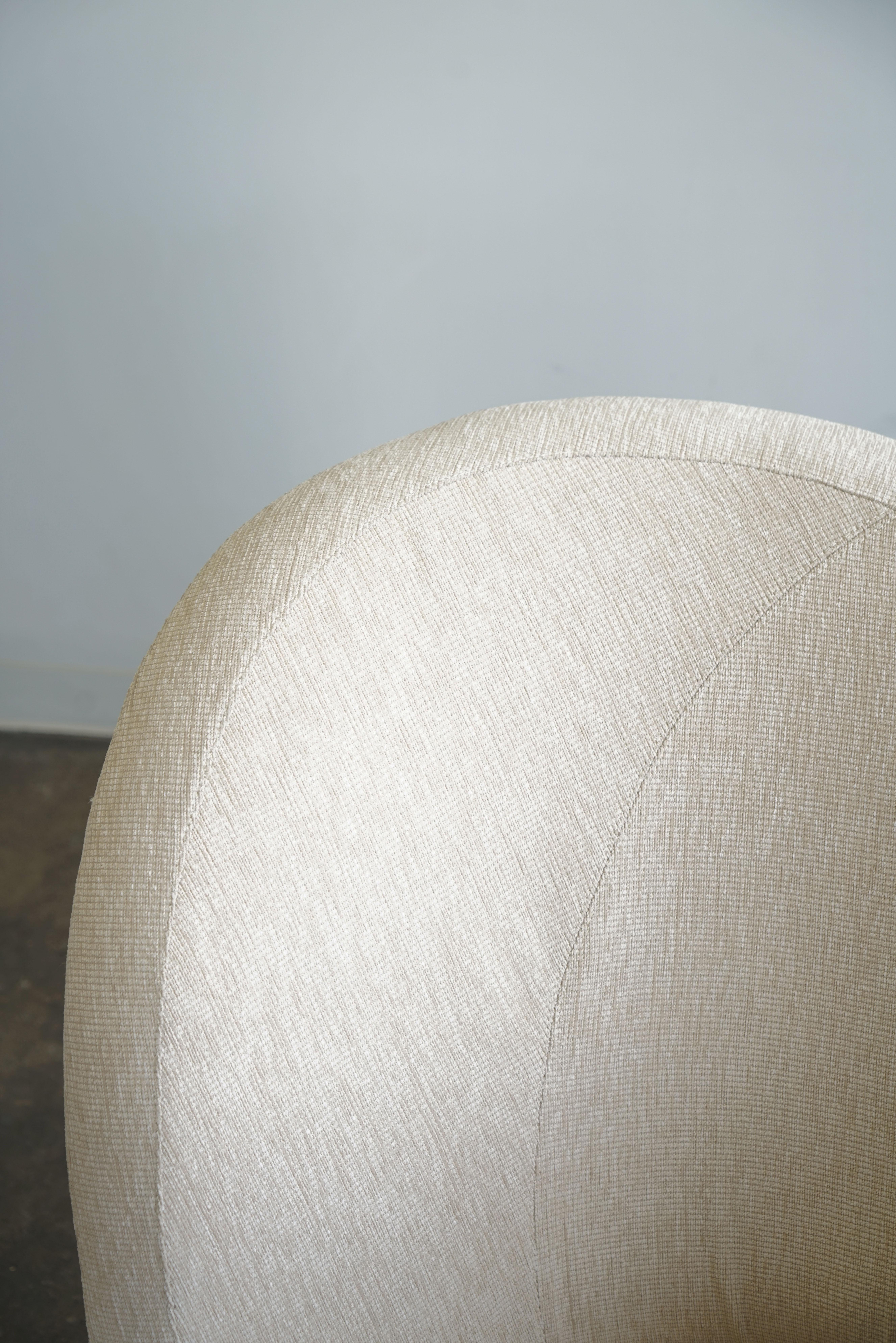 Ein Paar drehbare Sessel im Nautilus-Stil von Vladimir Kagan, Korkenzieher modern im Angebot 1