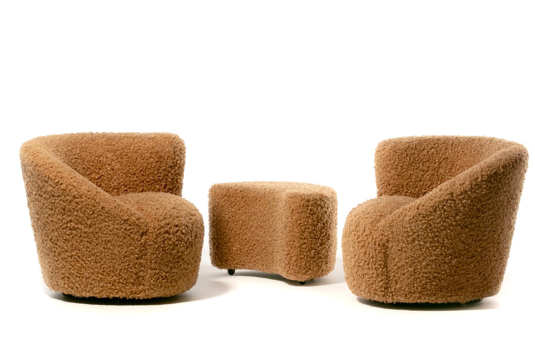 Moderne Paire de chaises longues pivotantes et pouf Nautilus de Vladimir Kagan en camel bouclé en vente