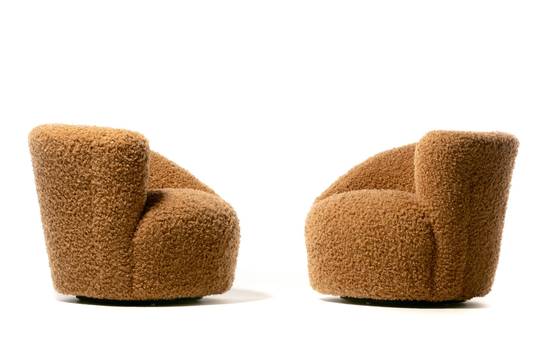 Modern Pair of Vladimir Kagan Nautilus Swivel Lounge Chairs and Ottoman in Curly Camel For Sale