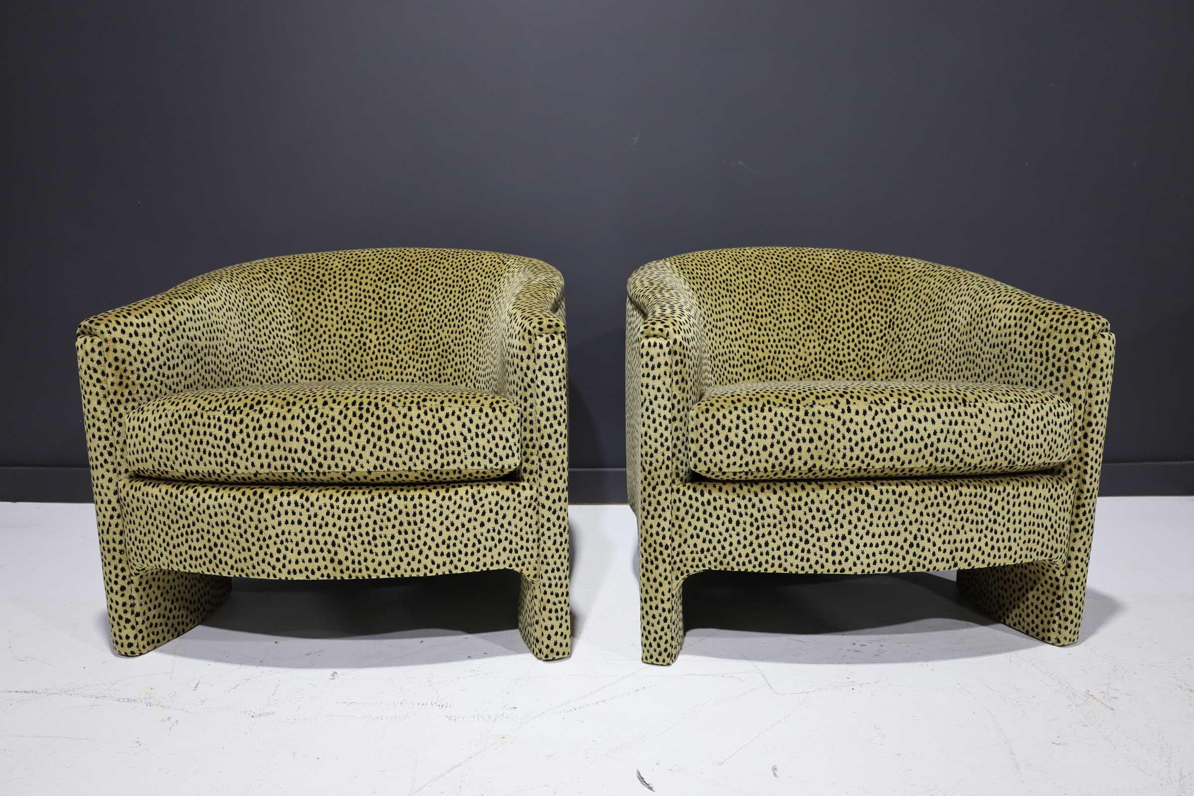 Tissu luxueux en velours avec un imprimé guépard. Il s'agit d'une paire de chaises de style Kelly Wearstler. Les chaises sont bien construites et très robustes. Les chaises sont sculpturales avec un dossier en forme de T.