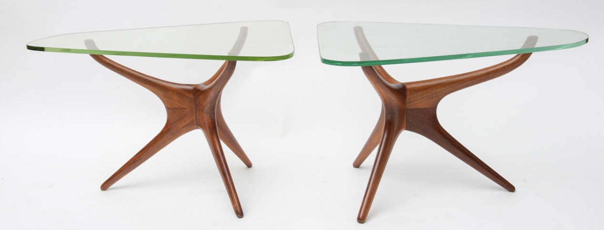 Une belle paire de tables tri-symétriques associées
conçu par Vladimir Kagan.