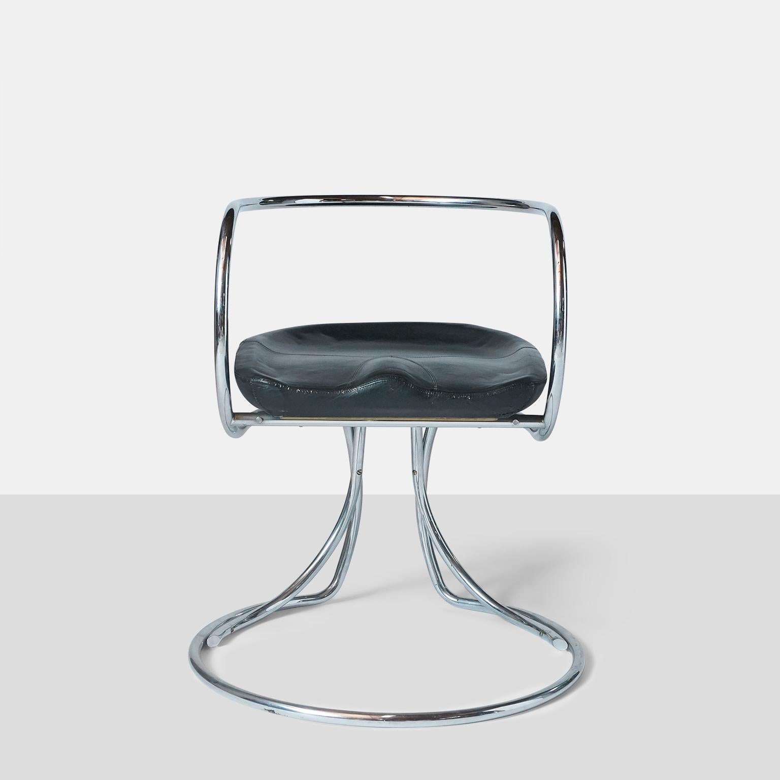 Silla Vladimir Tatlin
Una pareja muy rara de sillones de comedor de acero tubular cromado con asiento de espuma moldeada y tapizado en cuero negro original. Diseñado en 1927 por Vladimir Tatlin. 
Fabricado en Italia, hacia la década de 1950. Precio