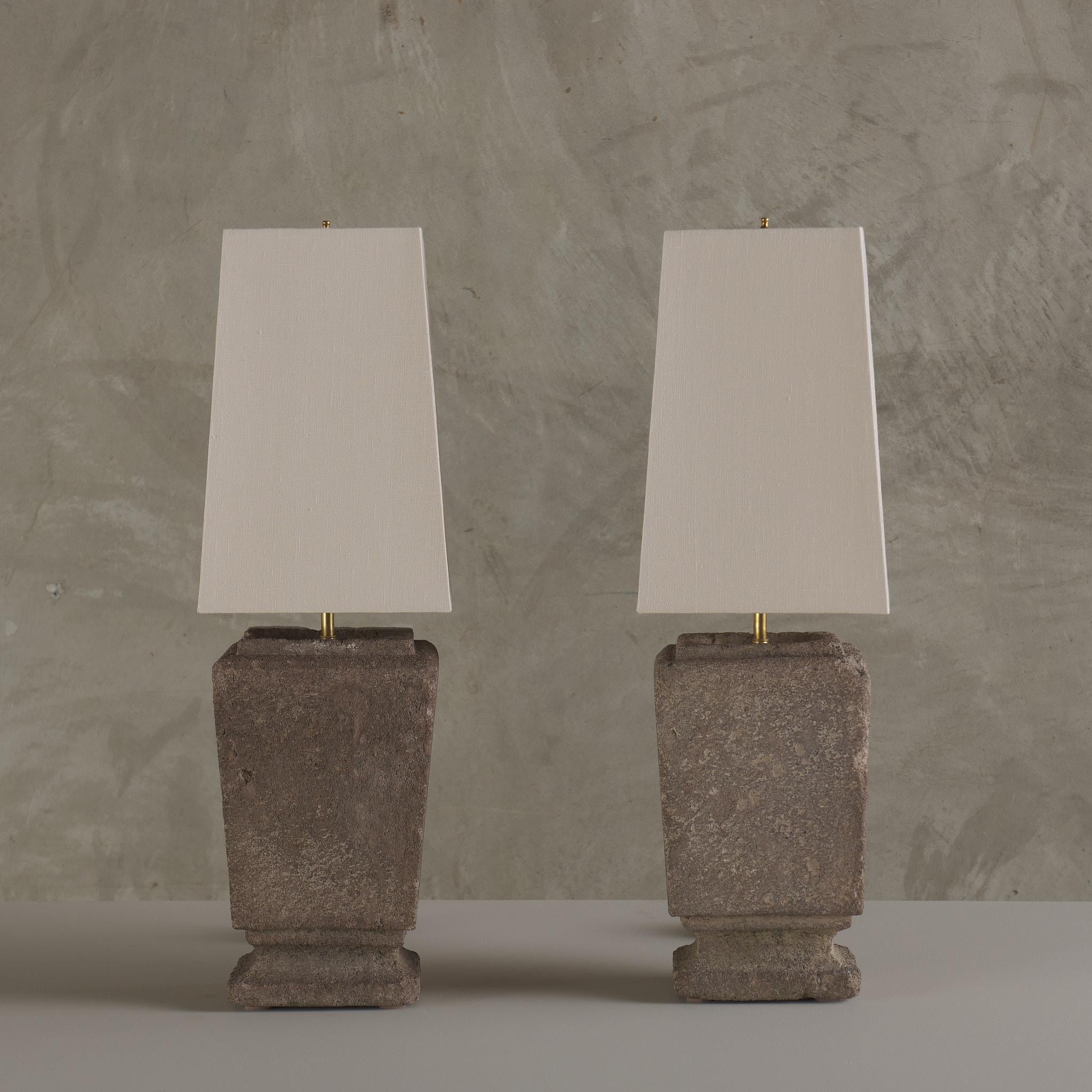 Diseñadas por Blackman Cruz, este par de lámparas únicas iluminarán cualquier habitación con sofisticación.