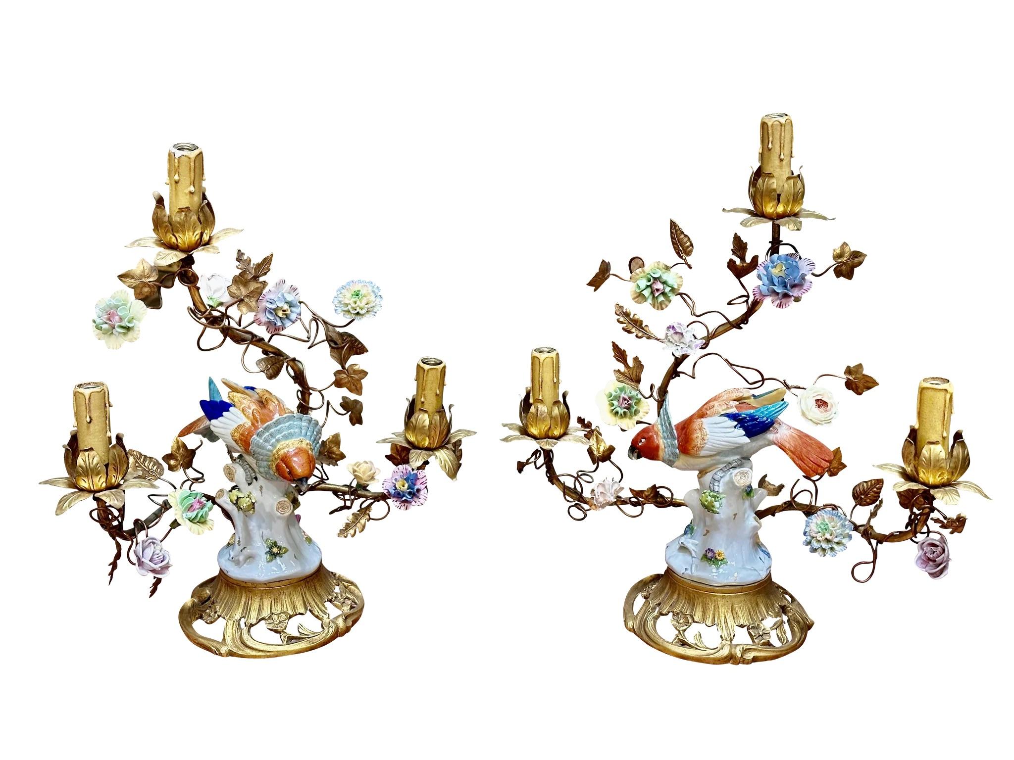 Pair of Volkstedt parrots mounted on French gilt table lamp, c. 1900 In Good Condition In Charlottesville, VA