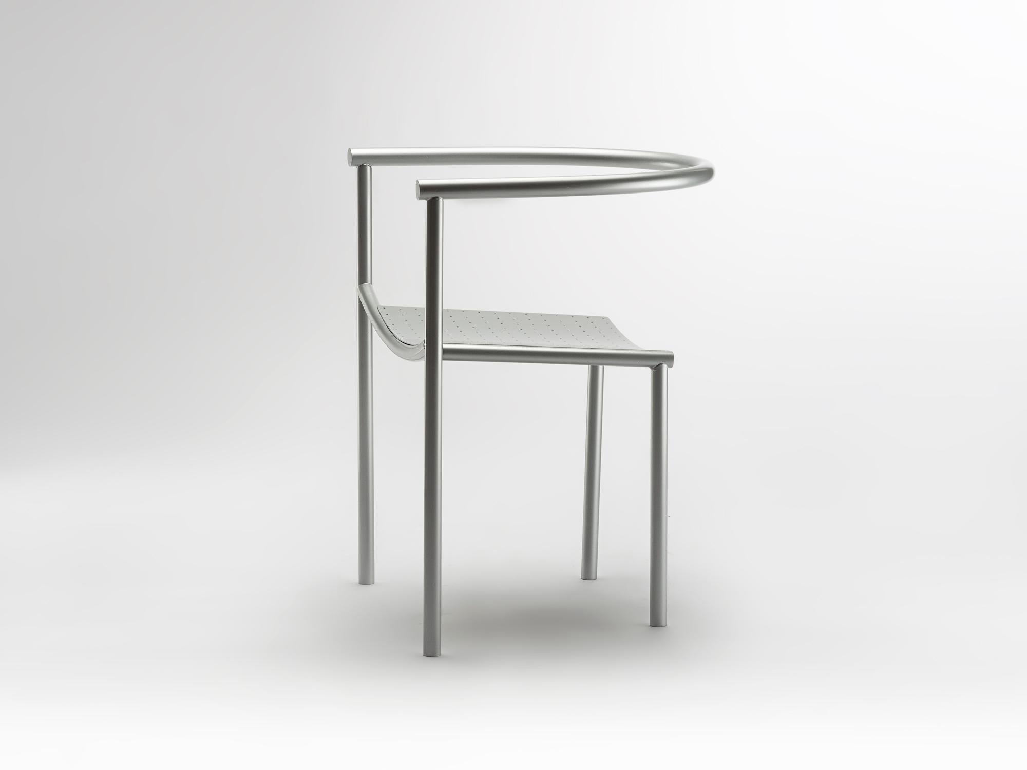 6 fauteuils Von Vogelsang de Philippe Starck
Édition de Driade, vers 1985.
métal peint en argent.

première édition non empilable.

possibilité d'être vendu par paire.

Philippe Starck, designer visionnaire connu pour ses créations éclectiques et
