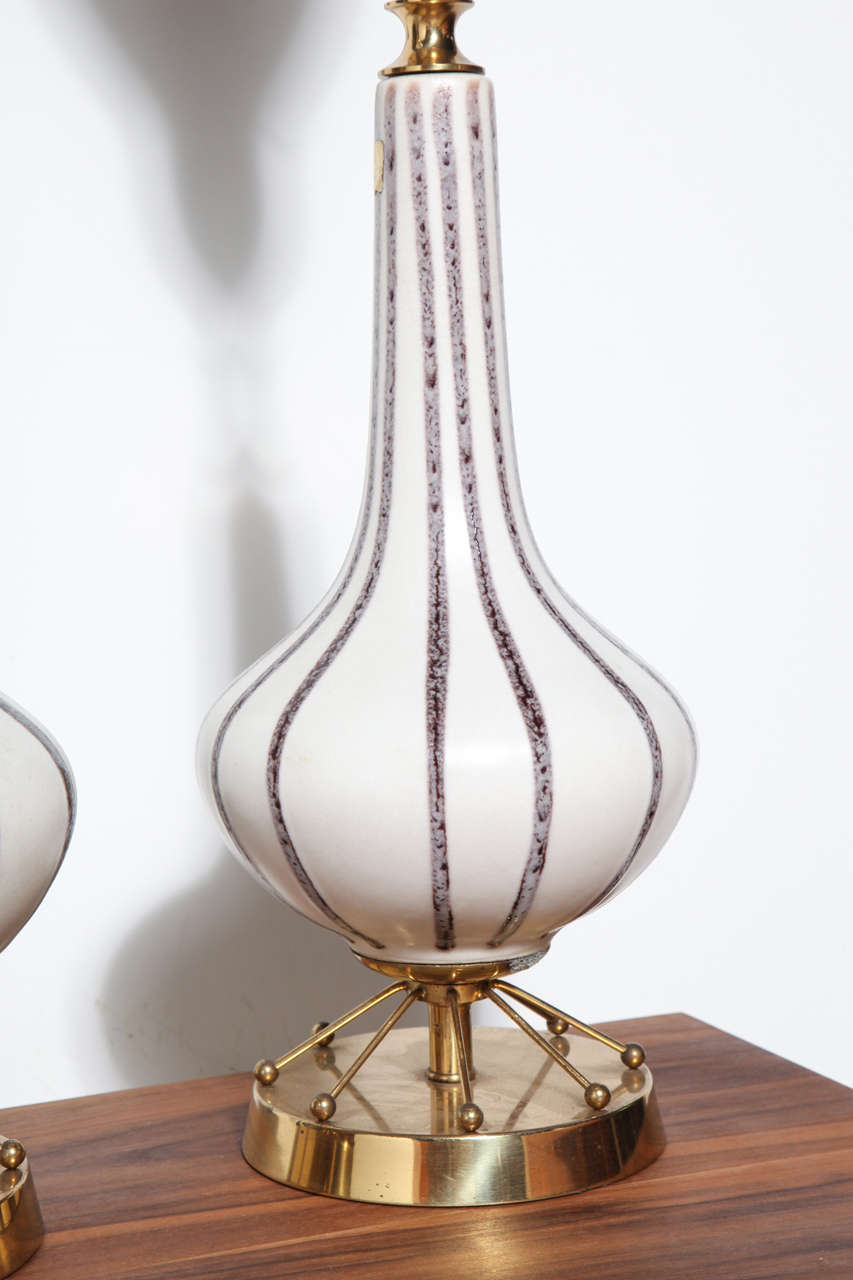 Paar Vontury für Rembrandt Lampe Handbemalte weiße Keramik & Messing Tischlampen (Hollywood Regency) im Angebot