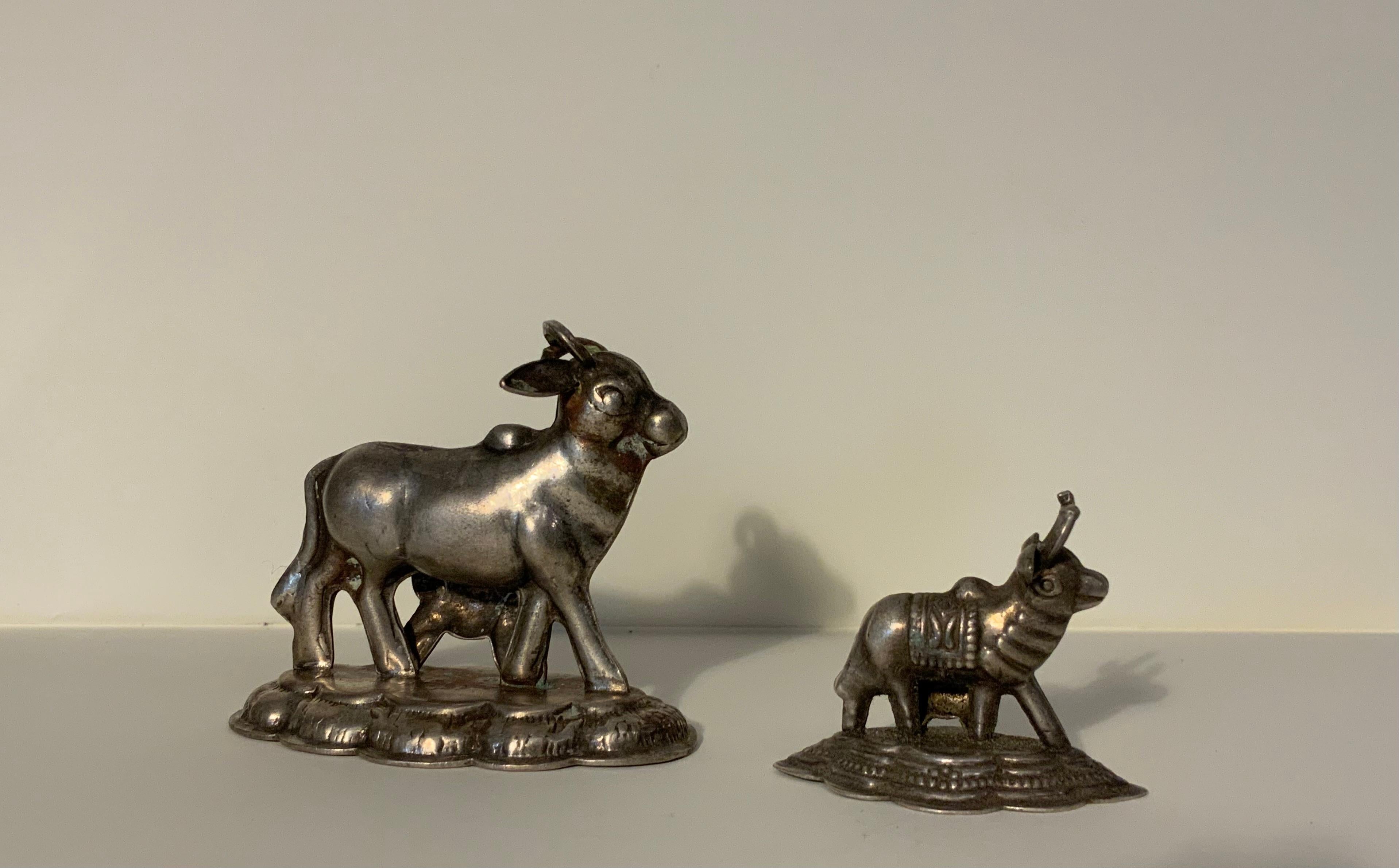 Indiano Coppia di figure votive di mucca in argento - Rajasthan, XIX-inizio XX secolo in vendita