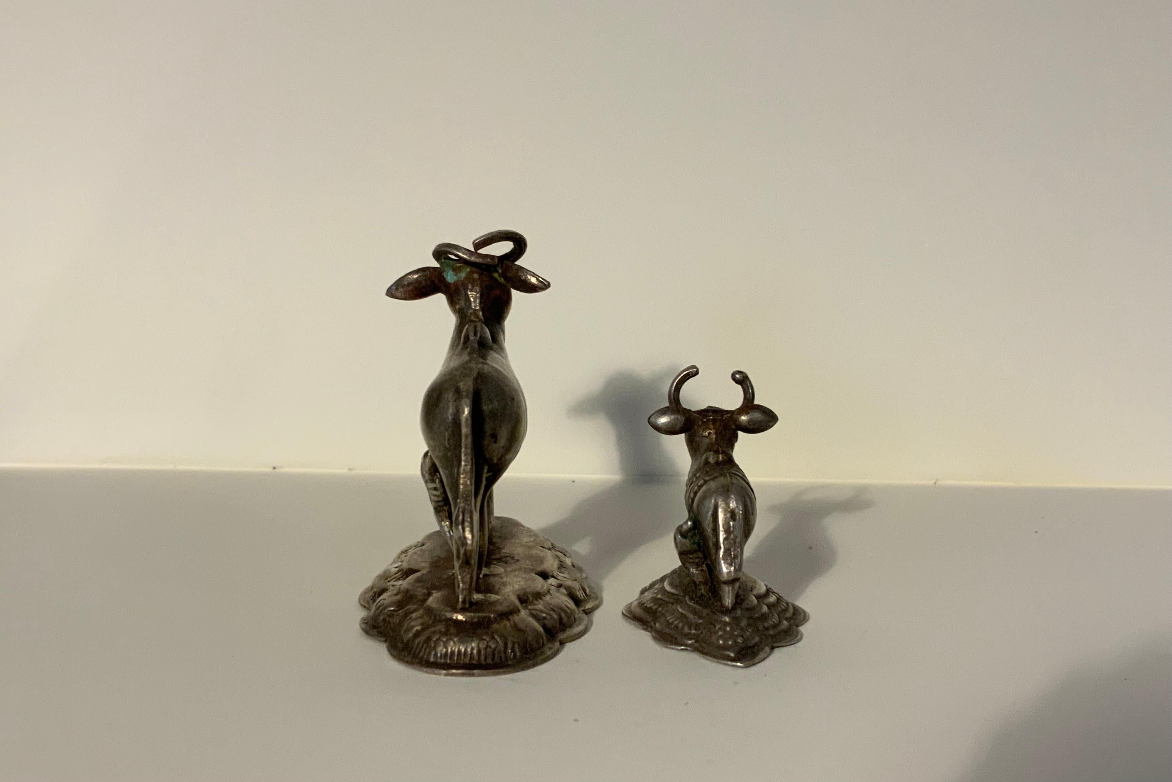 Coppia di figure votive di mucca in argento - Rajasthan, XIX-inizio XX secolo In condizioni buone in vendita a Fukuoka, JP