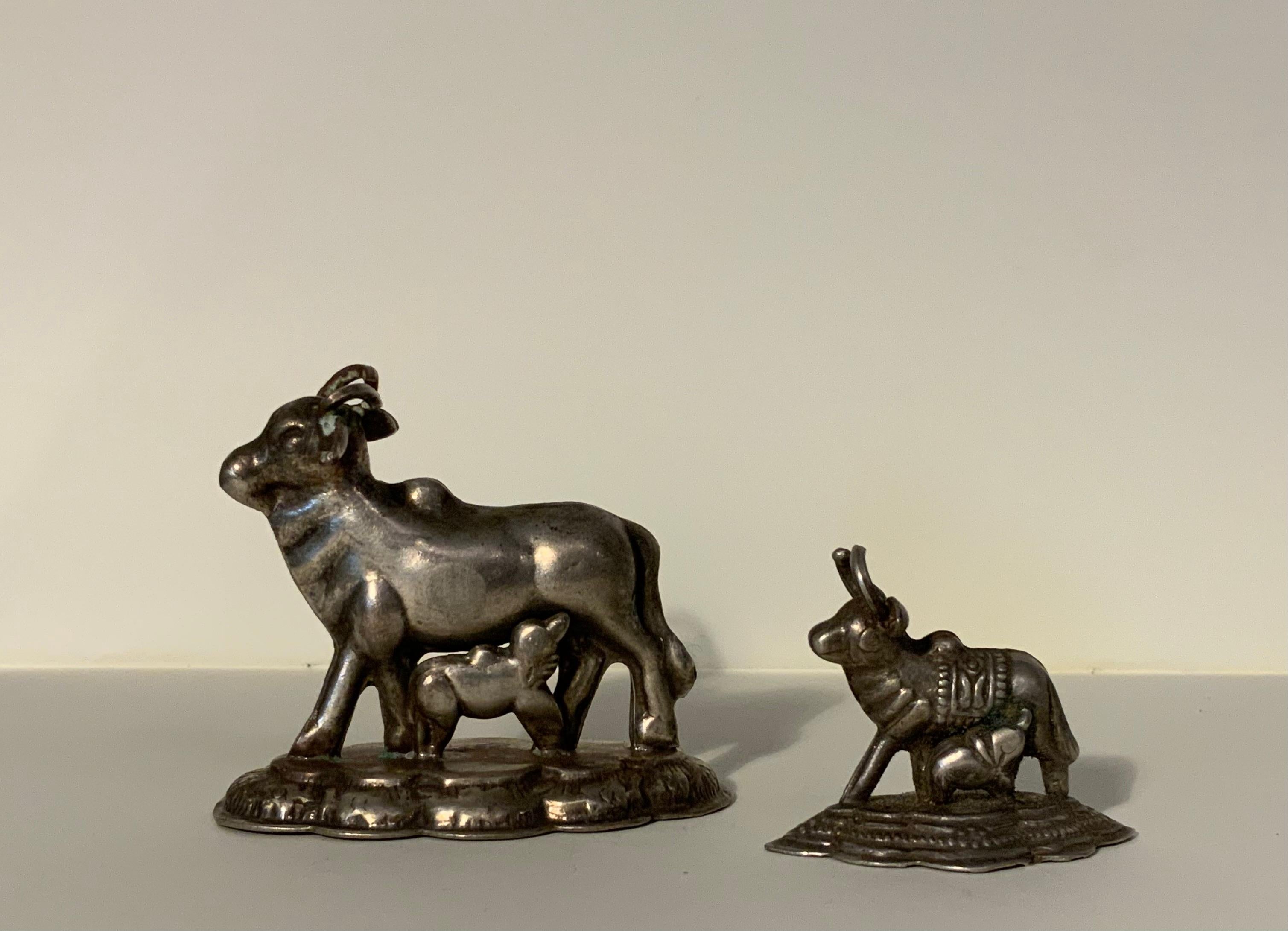 Coppia di figure votive di mucca in argento - Rajasthan, XIX-inizio XX secolo in vendita 1
