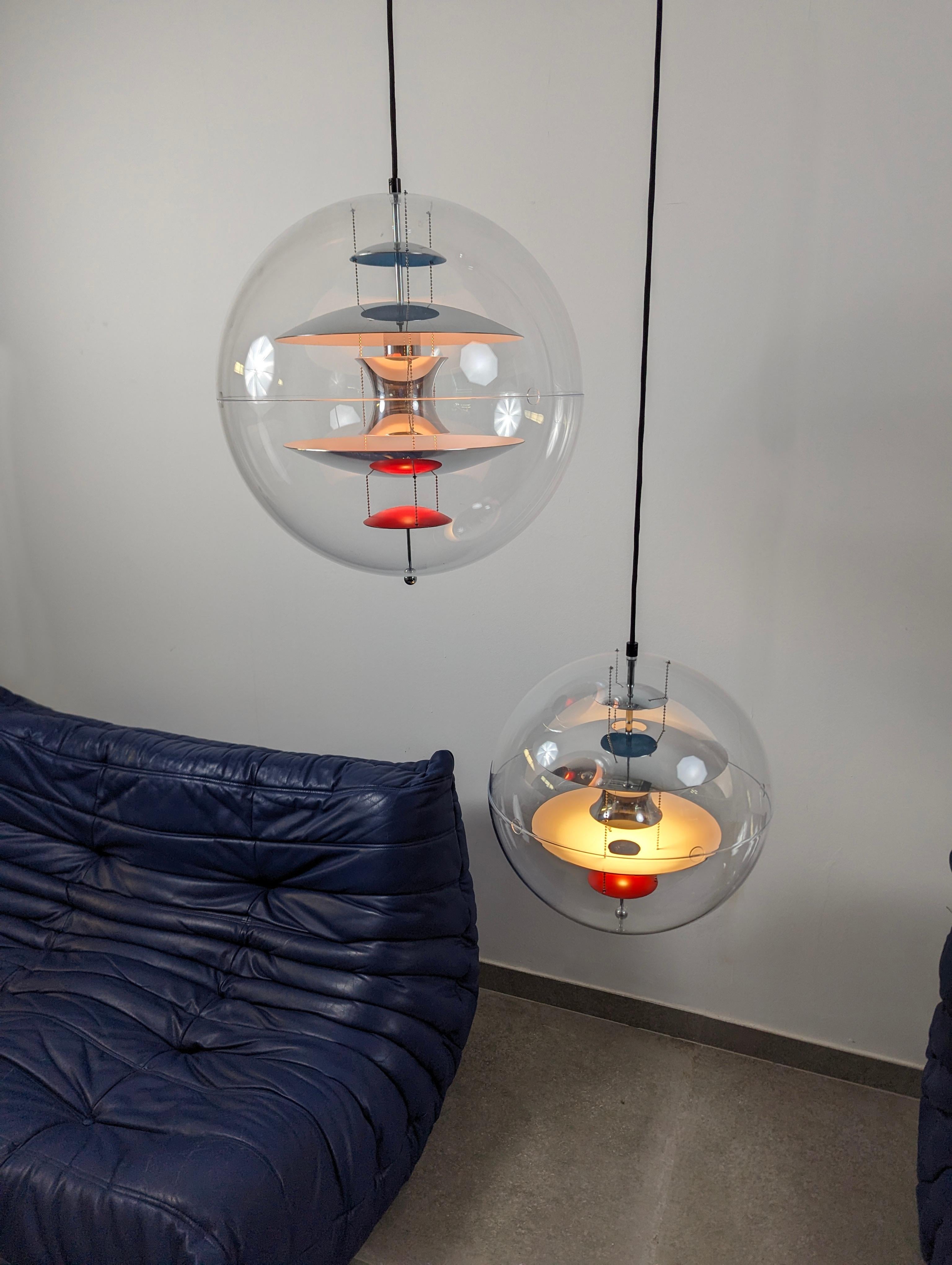 Métal Paire de lampes Globe de Verner Panton en vente