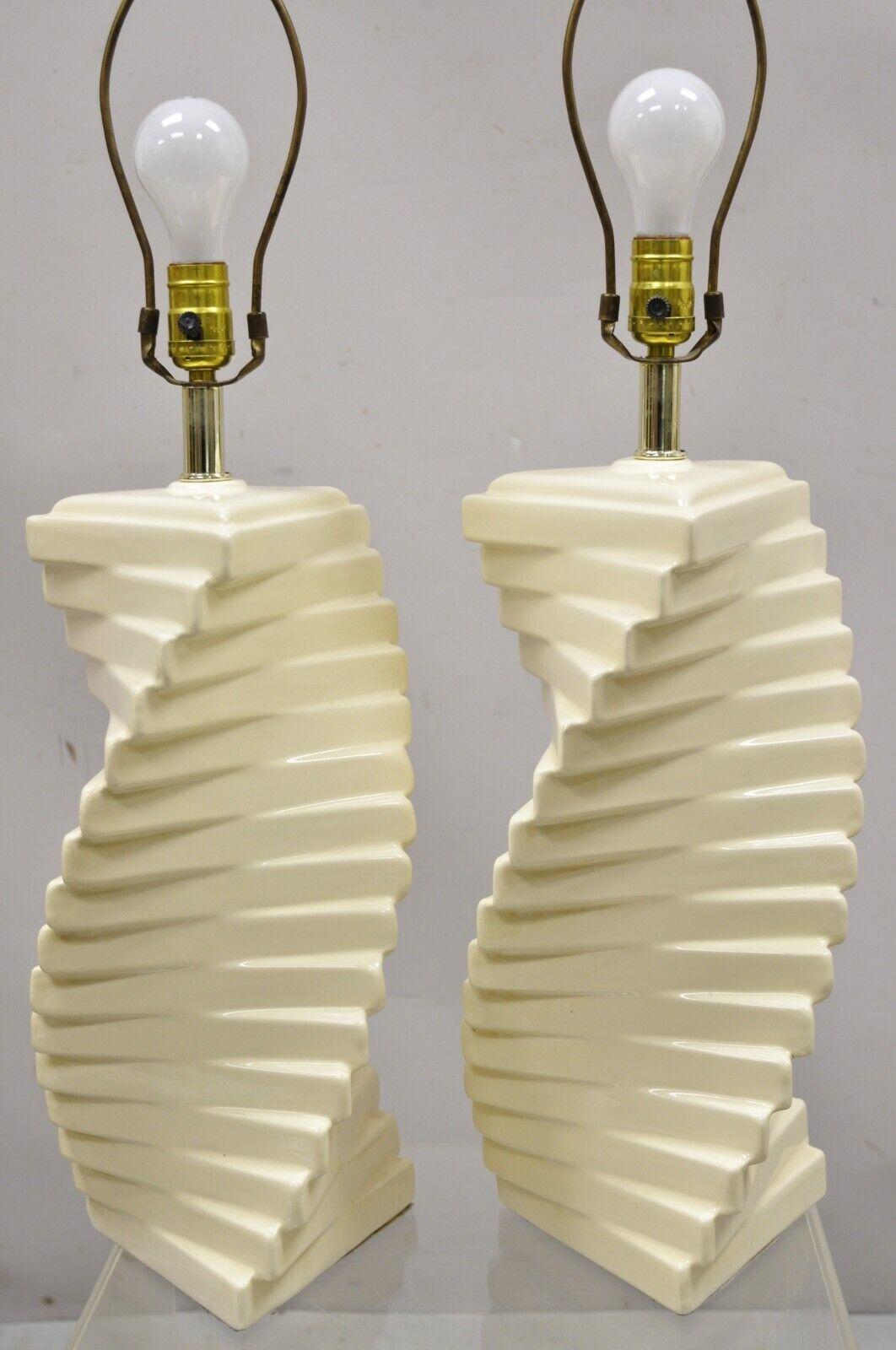 Pair of Vtg Hollywood Regency Beige Ceramic Helix Spiral Mid Century Table Lamps For Sale 6