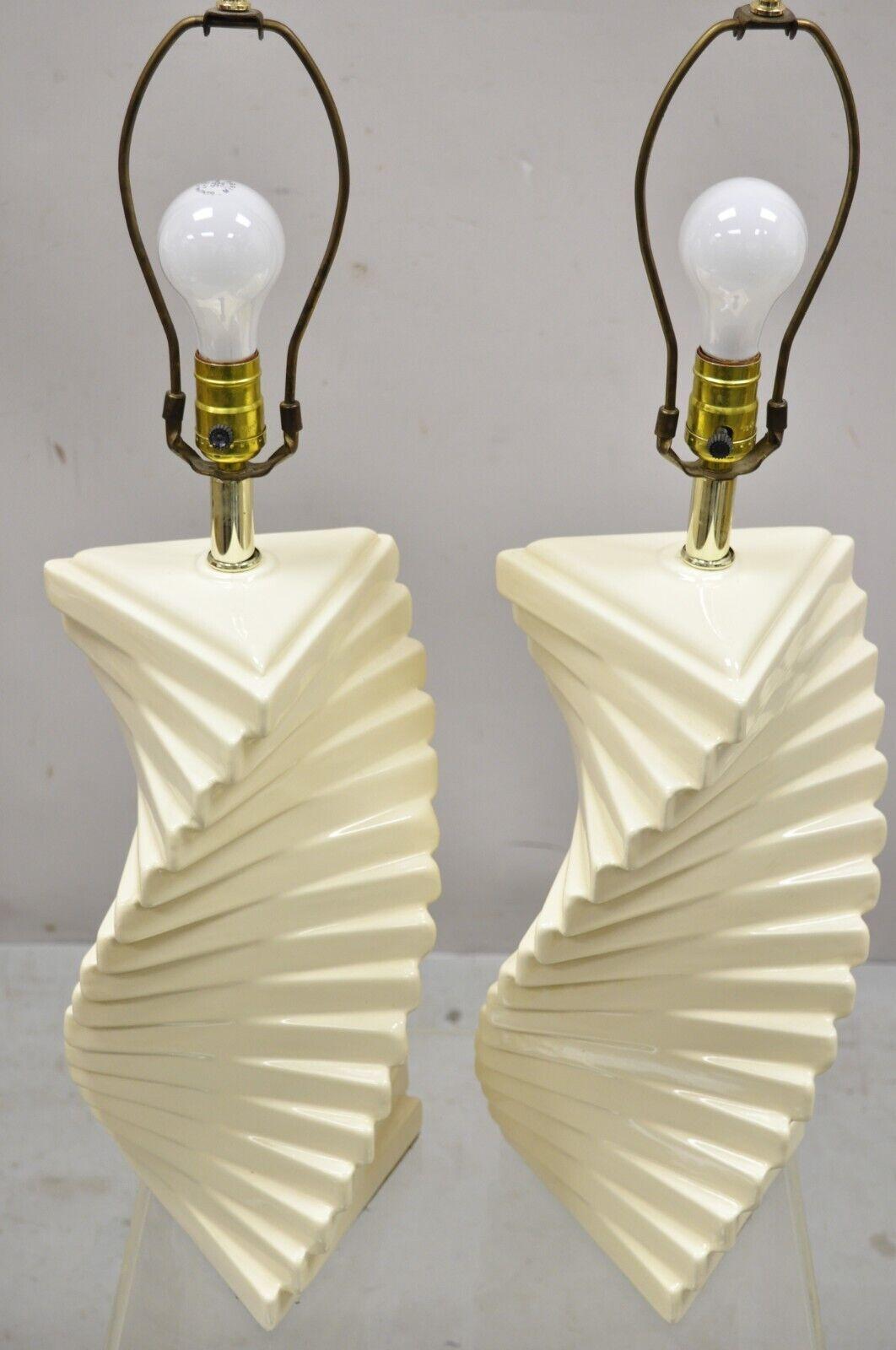 Pair of Vtg Hollywood Regency Beige Ceramic Helix Spiral Mid Century Table Lamps In Good Condition For Sale In Philadelphia, PA