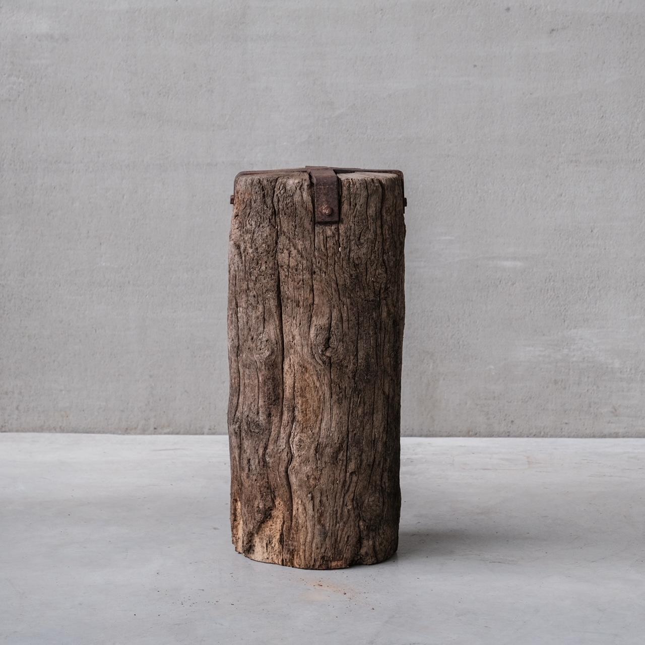 Ein Paar primitive spanische Holzsockel im Wabi Sabi-Stil (Spanisch) im Angebot