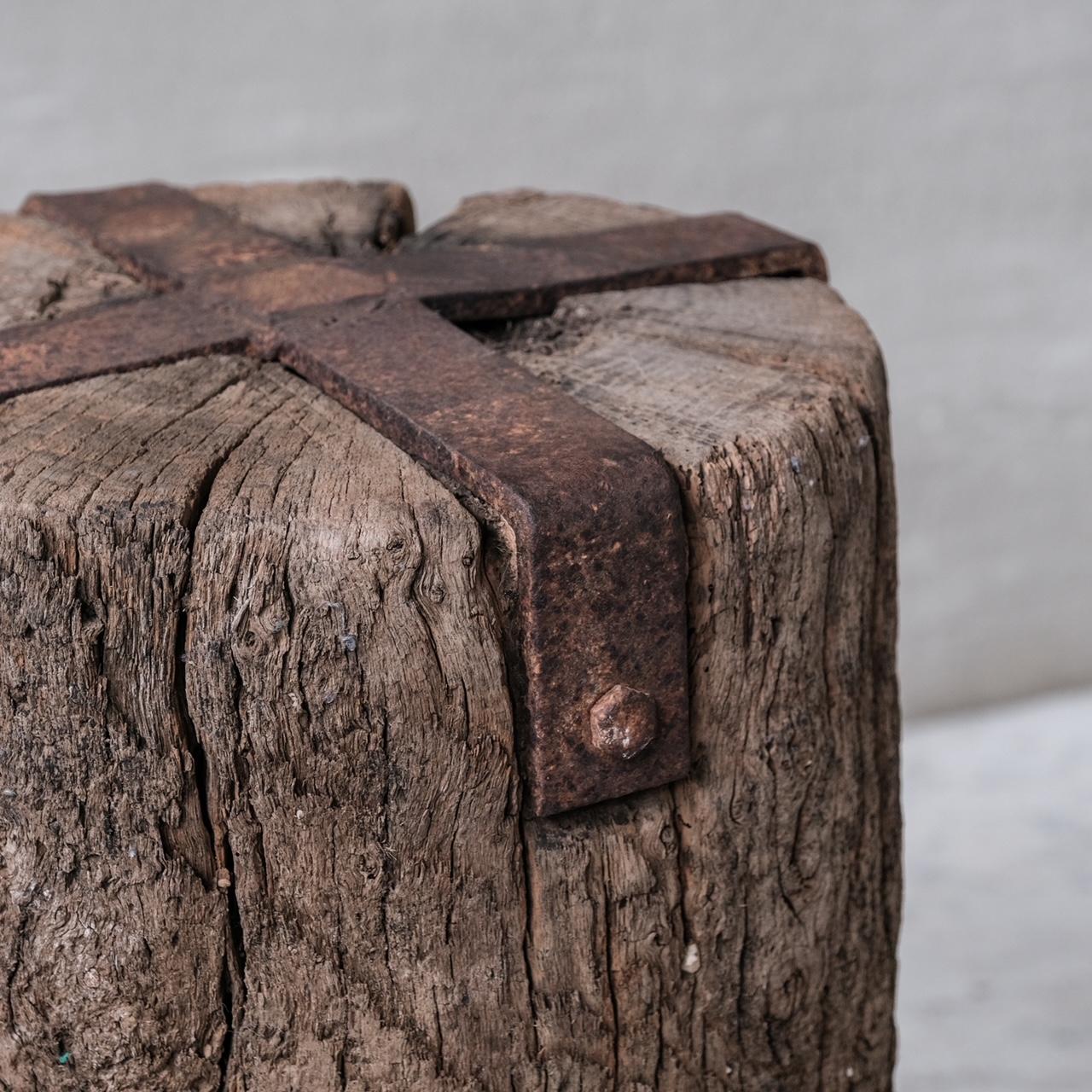 Ein Paar primitive spanische Holzsockel im Wabi Sabi-Stil im Angebot 2