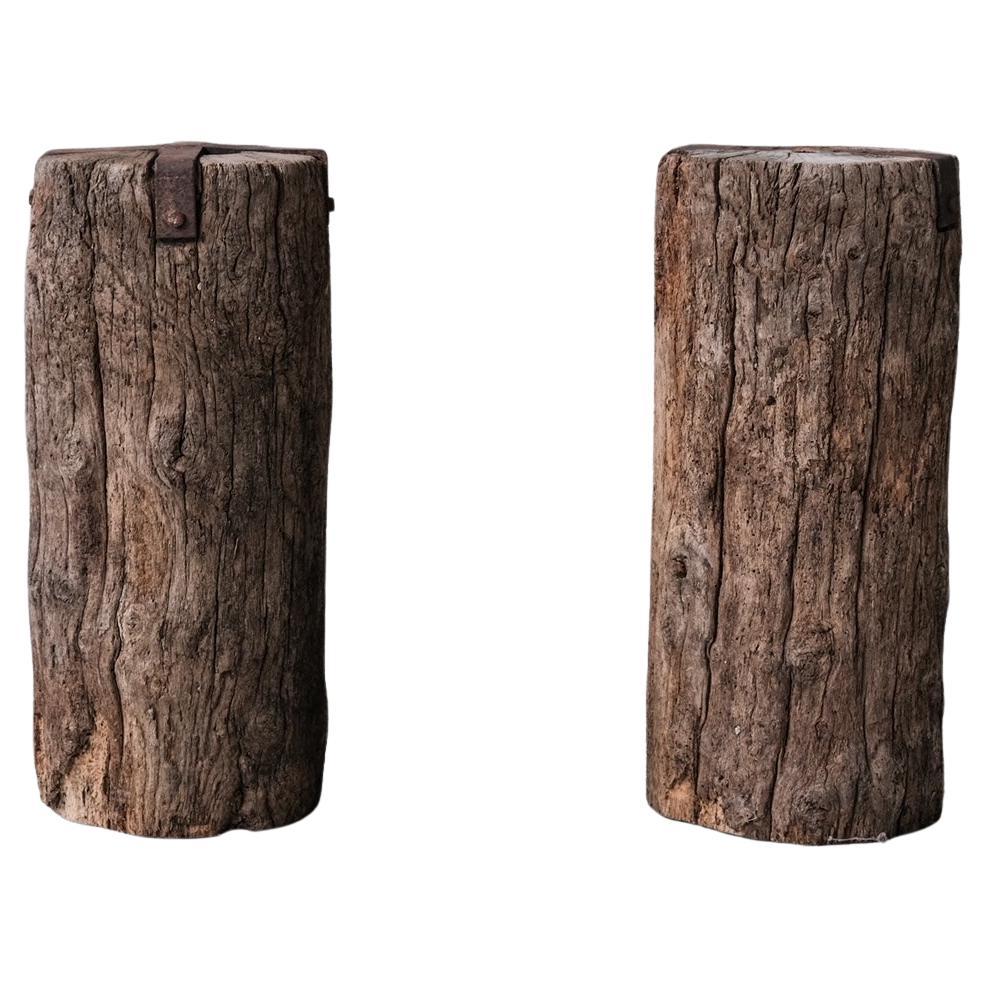 Paire de piédestaux en bois de style primitif espagnol Wabi Sabi