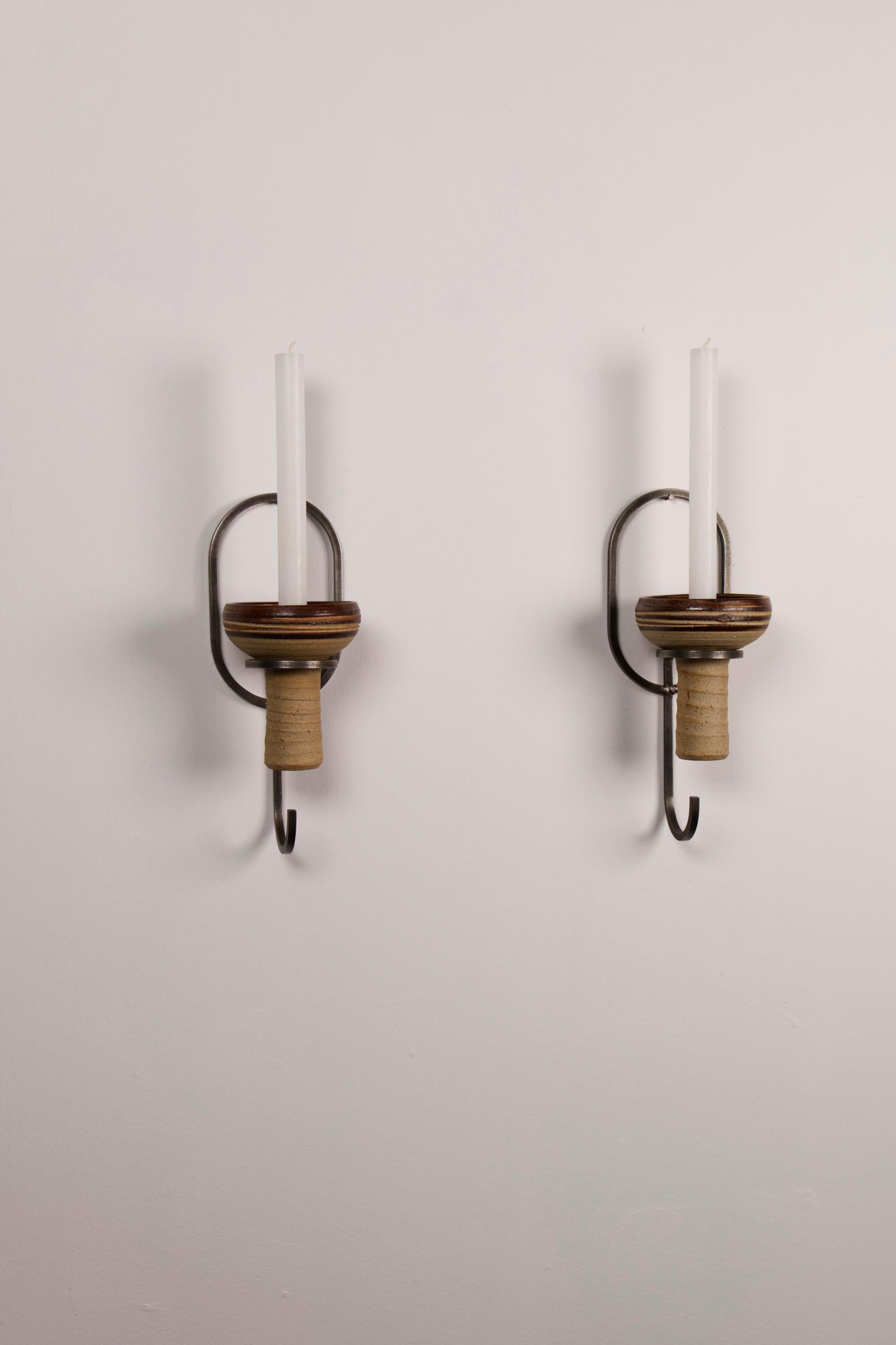 Coppia di candele da parete in ceramica di Tue Poulsen - Danimarca, anni '60

Questa rara coppia di applique scultoree in ceramica dell'artista danese Tue Poulsen mette in mostra le sue caratteristiche superfici strutturate e i toni organici e