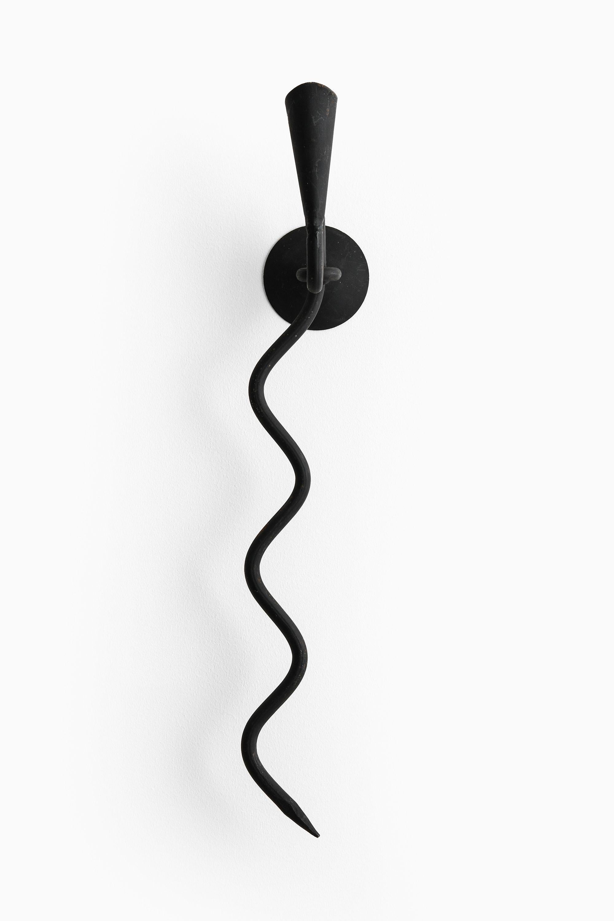 Coppia di candelieri da parete in ferro battuto, anni '50

Informazioni aggiuntive:
Materiale: Ferro battuto
Stile: Metà secolo, Scandinavia
Prodotto in Svezia
Dimensioni (L. x P. x H.): 8,5 x 15,5 x 58 cm