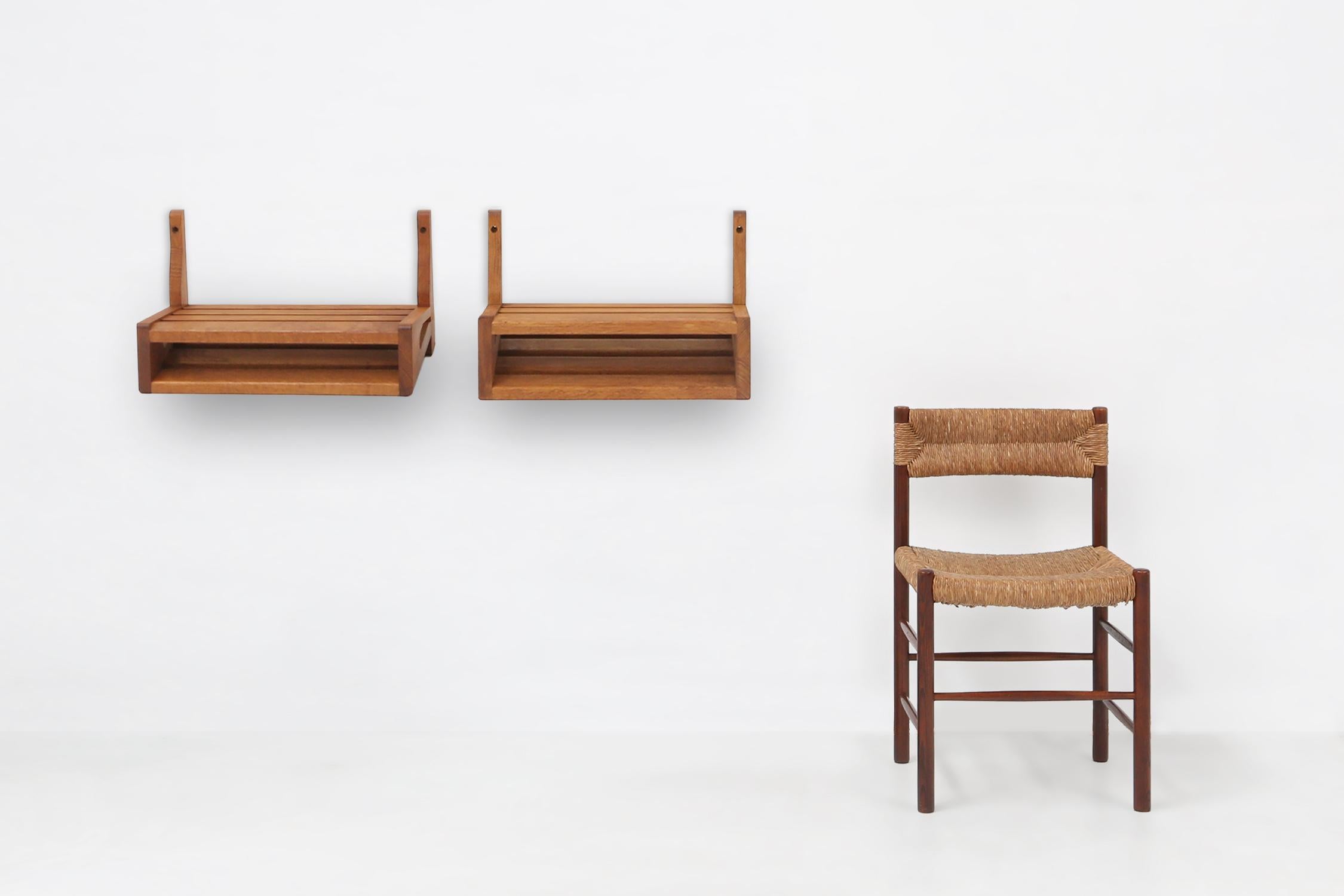 Francia / 1960 / comodini a parete / Guillerme et Chambron / quercia / metà secolo / vintage

Coppia di comodini da parete o comodini sospesi degli anni '60 di Guillerme e Chambron. Realizzato in rovere integrale negli anni '60 in Francia. Gli