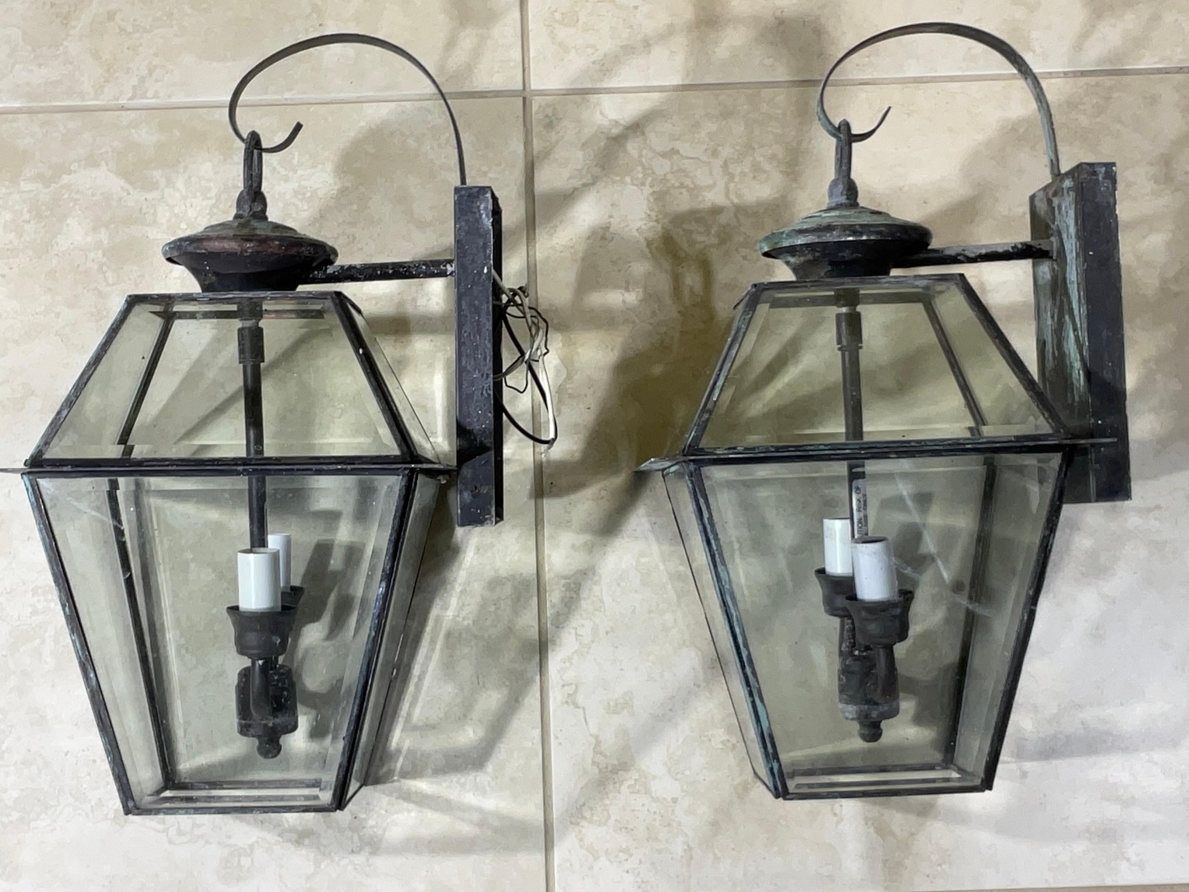 Pair of Wall Hanging Brass Lantern In Good Condition For Sale In Delray Beach, FL