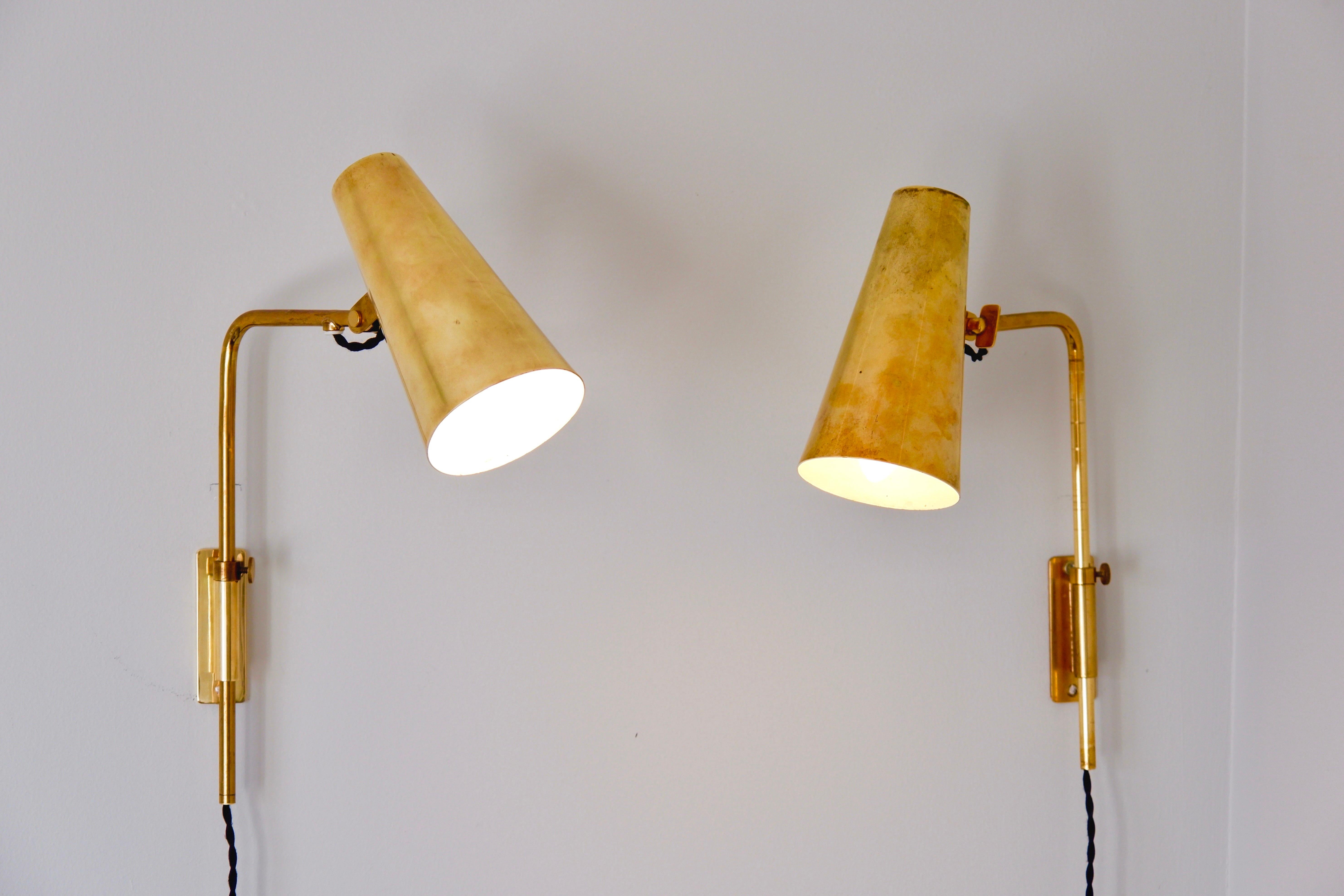 Paavo Tynell pair of wall lamp model 9459 designed in the late 1940s and produced in the 50's. Both lamp are in perfect condition, they have been designed by Paavo Tynell in the 40's and both produced by the editor Idman. They can be used either via