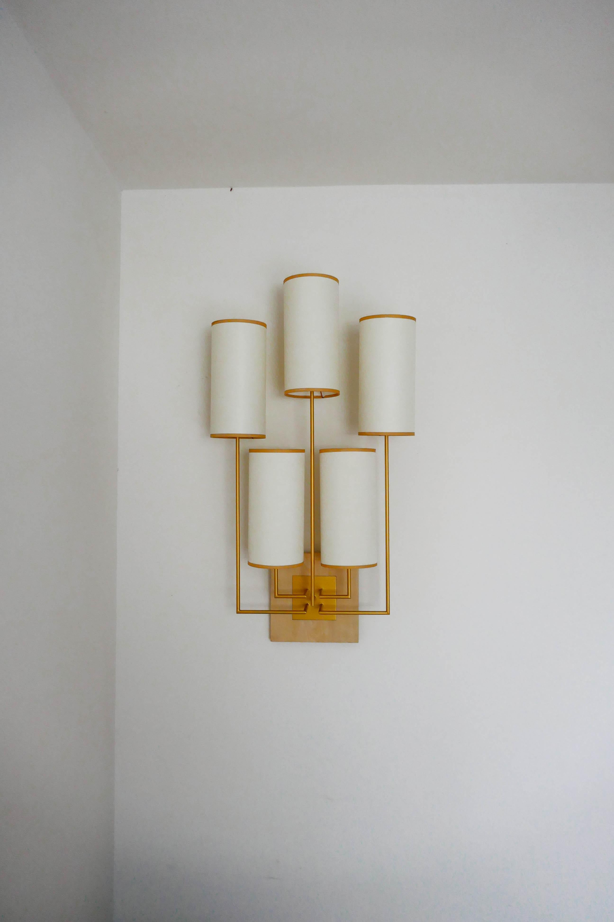 Wandleuchterpaar mit goldener Patina und weißen Lampenschirmen aus Stoff im Angebot 5