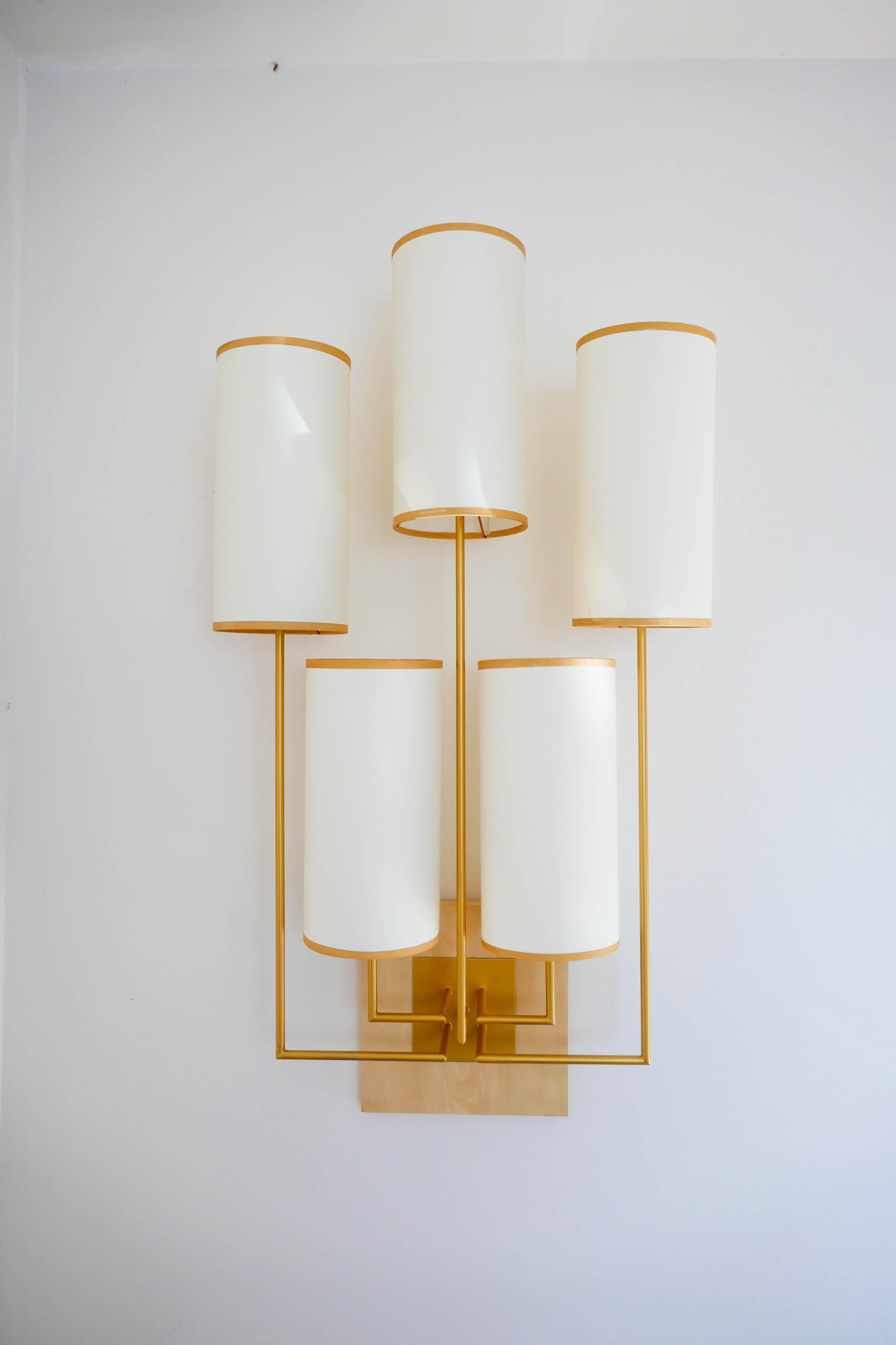 Wandleuchterpaar mit goldener Patina und weißen Lampenschirmen aus Stoff (Moderne) im Angebot